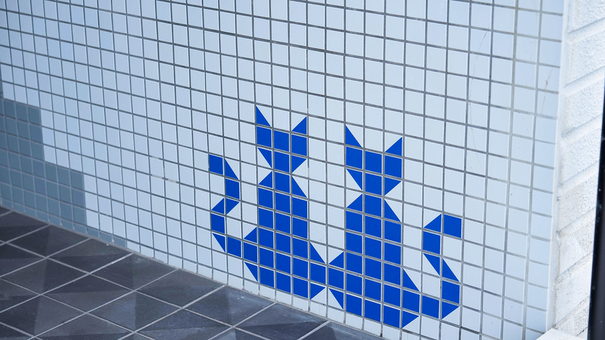 ・【外観】青い猫のシルエットがお客様をお迎えします。便利で快適な滞在をお楽しみください♪