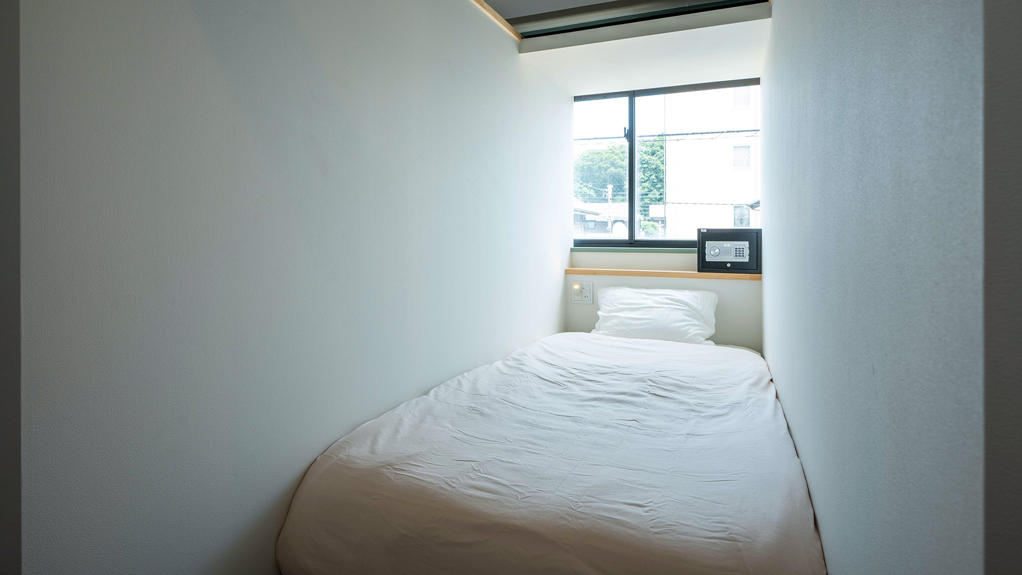 ・【ドミトリー／シングル】狭すぎず広すぎないちょうどいいサイズのシングルベッドで快適にお休みください