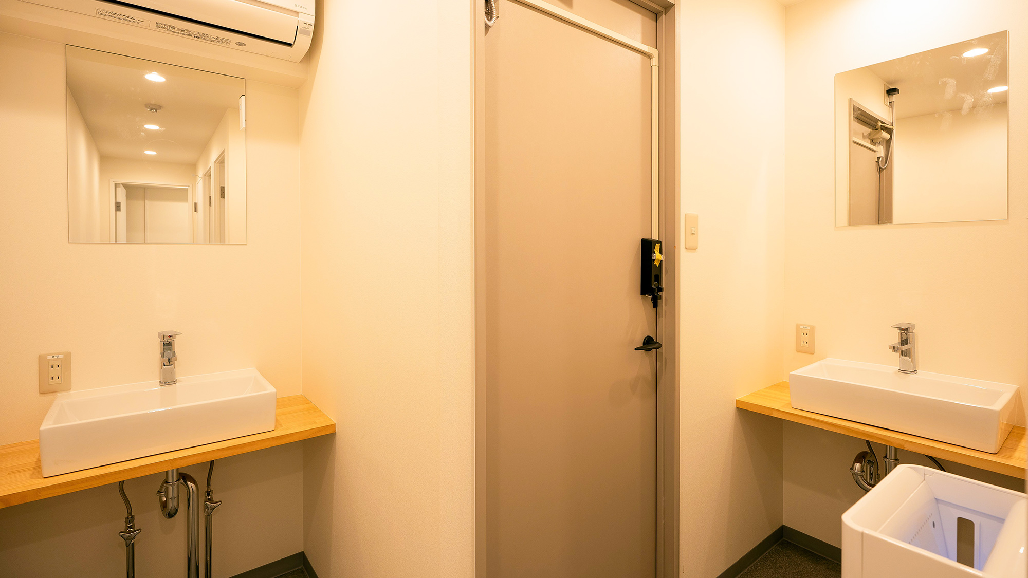 ・【男性用洗面所】洗面台は2つございます。混み合う時間にはご宿泊者様同士譲り合ってご利用ください