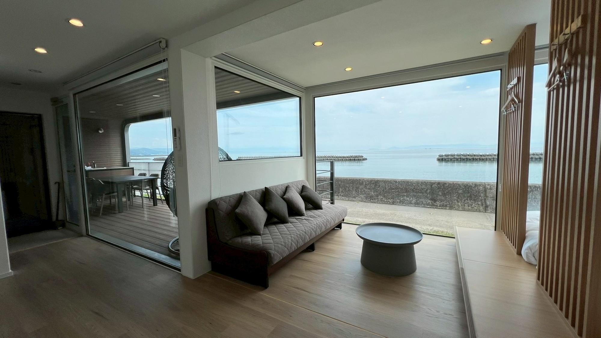 海眺望｜半露天風呂付トレーラーN05／シモンズシングル&times;4