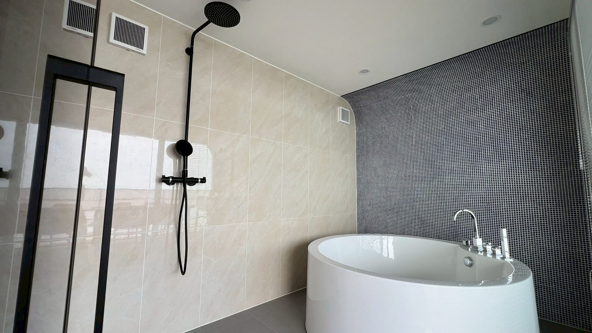 海眺望｜半露天風呂付トレーラーN05／シモンズシングル&times;4