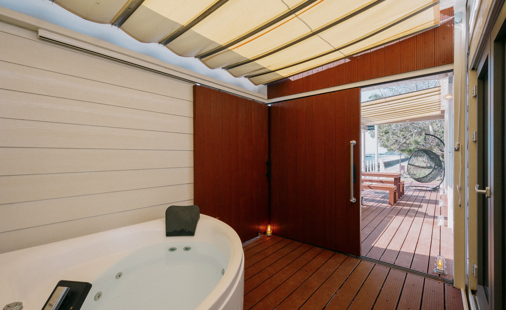 海眺望｜露天風呂付トレーラーS01／シモンズシングル&times;4