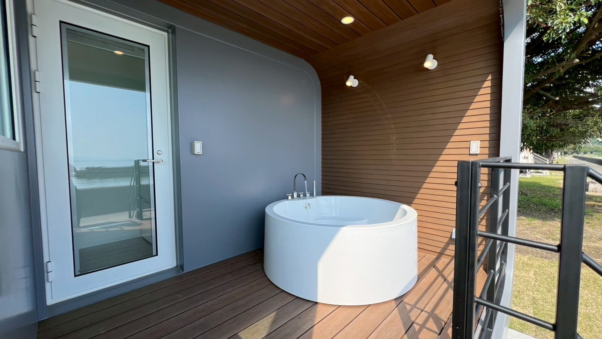 海眺望｜露天ジャグジー付トレーラーN02／シモンズシングル&times;2