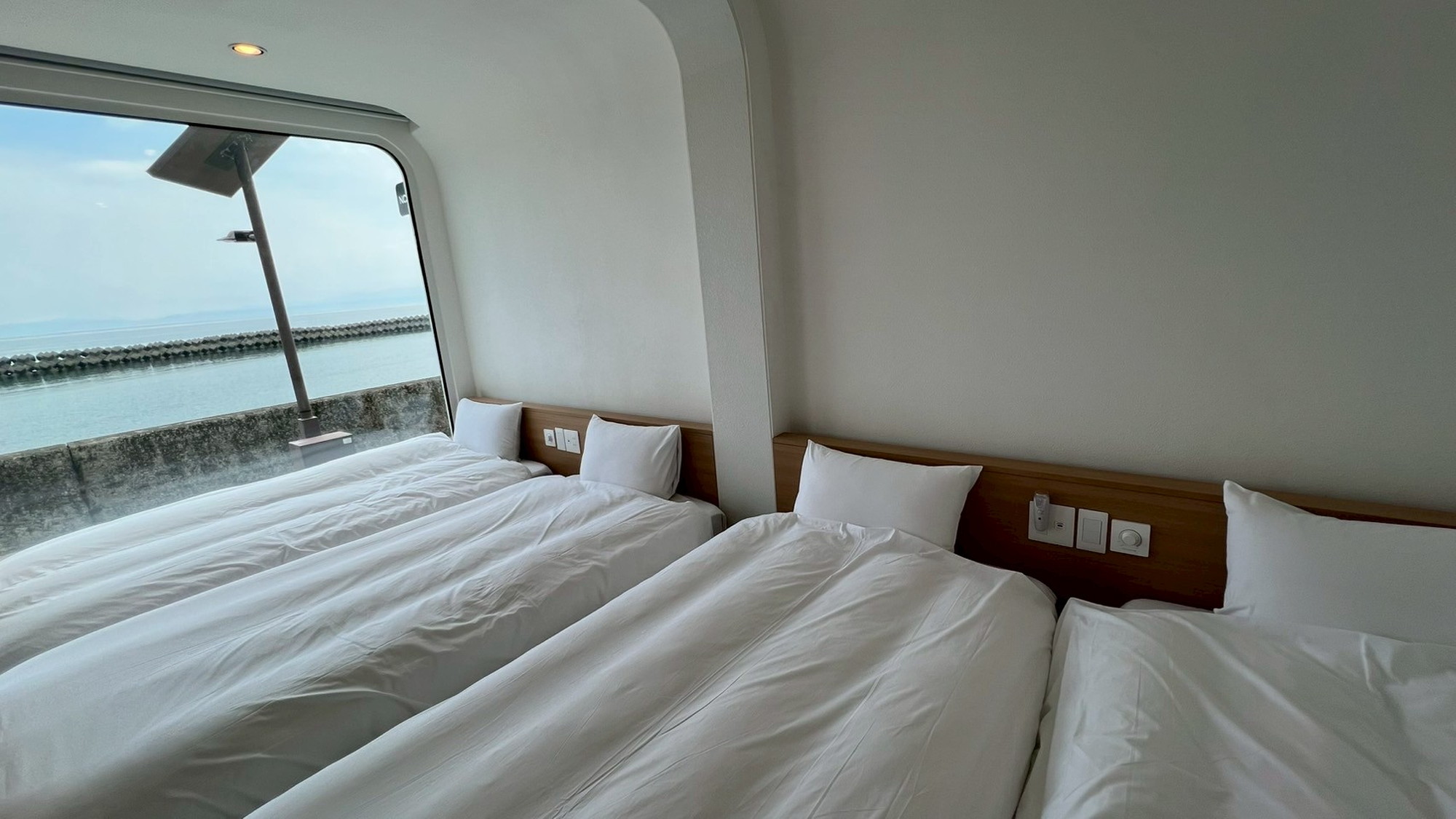 海眺望｜半露天風呂付トレーラーN05／シモンズシングル&times;4