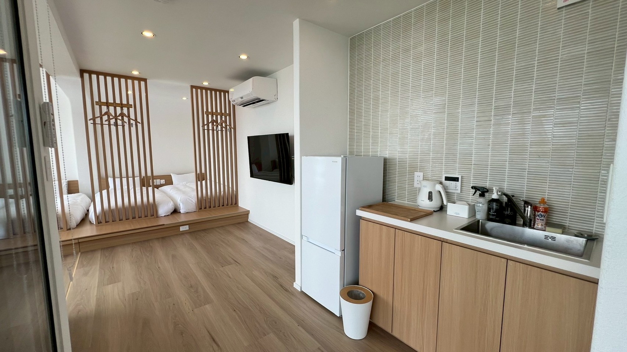 海眺望｜半露天風呂付トレーラーN05／シモンズシングル&times;4