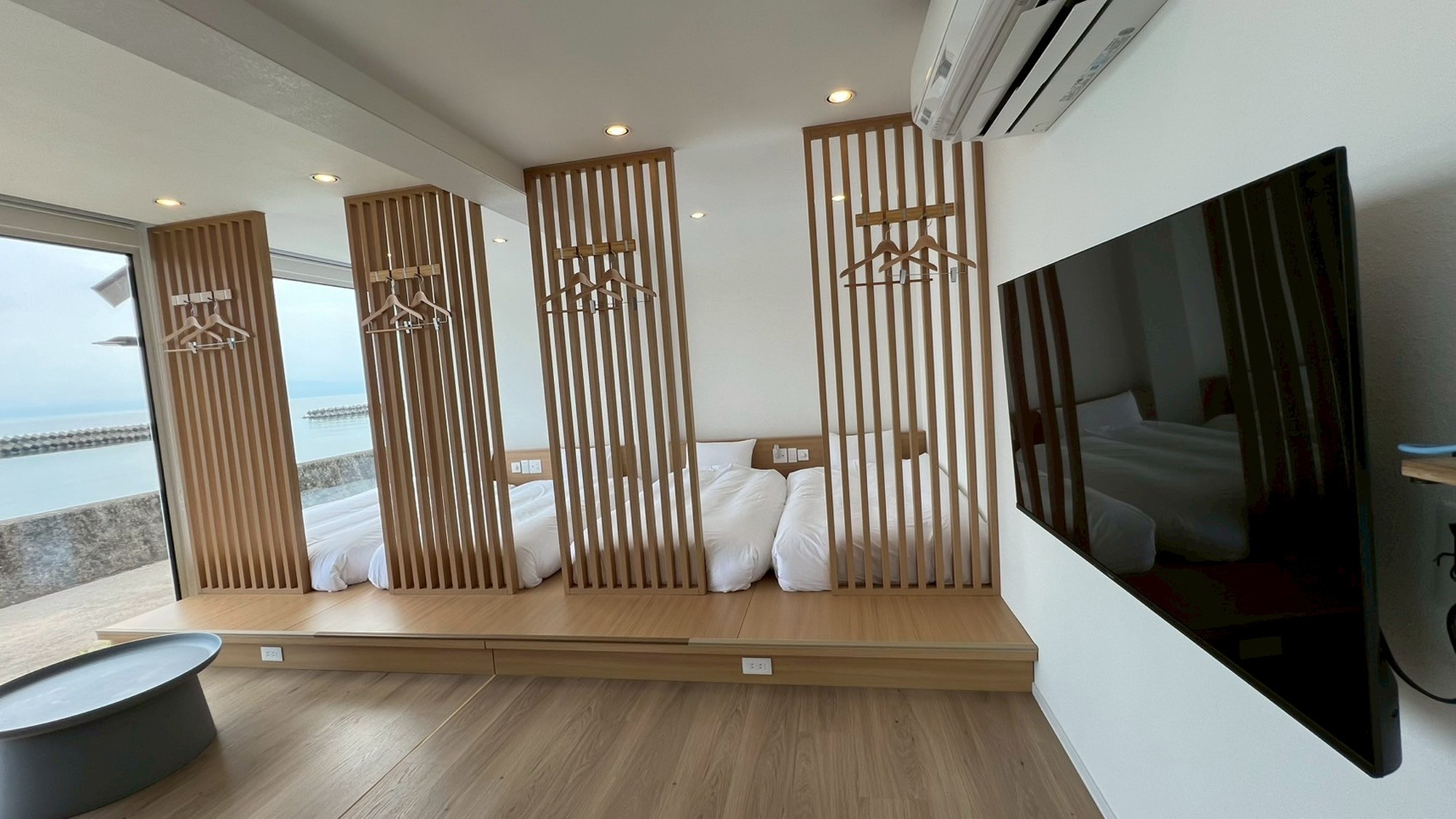 海眺望｜半露天風呂付トレーラーN05／シモンズシングル&times;4