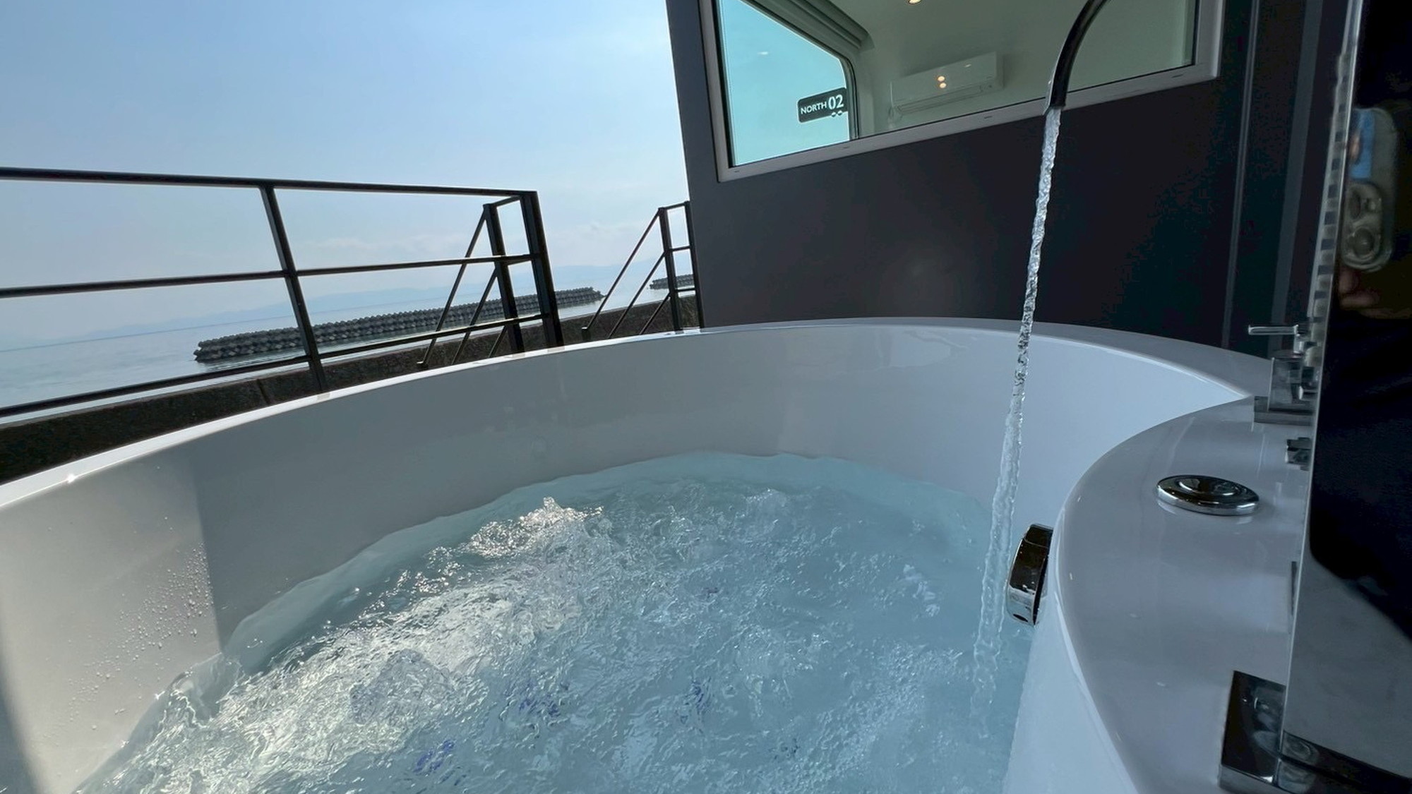 海眺望｜露天ジャグジー付トレーラーN02／シモンズシングル&times;2