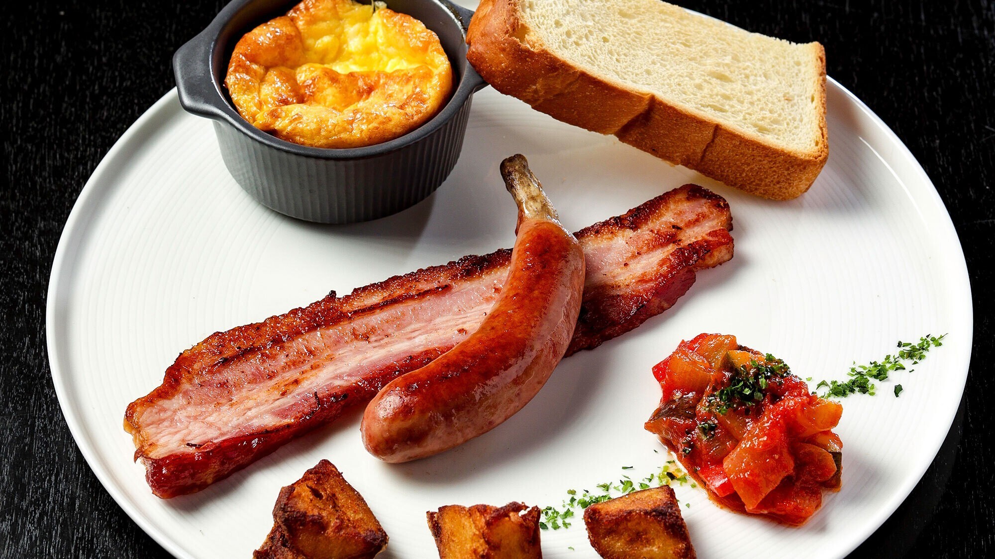 【洋食メインの朝食】落ち着いた半個室の食事処でフレッシュな朝食をごゆっくりとご堪能ください。