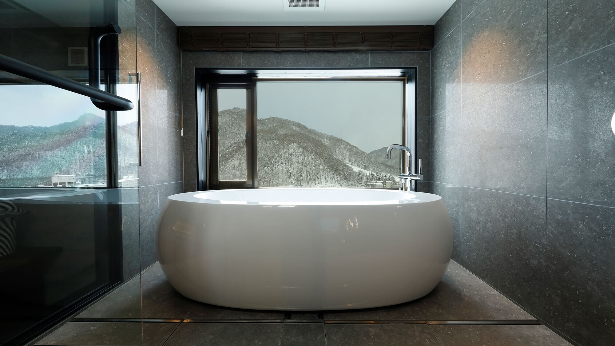 【ビューバス】ロイヤルスイート（100平米）当館で最も広い、贅を尽くしたしつらえ。