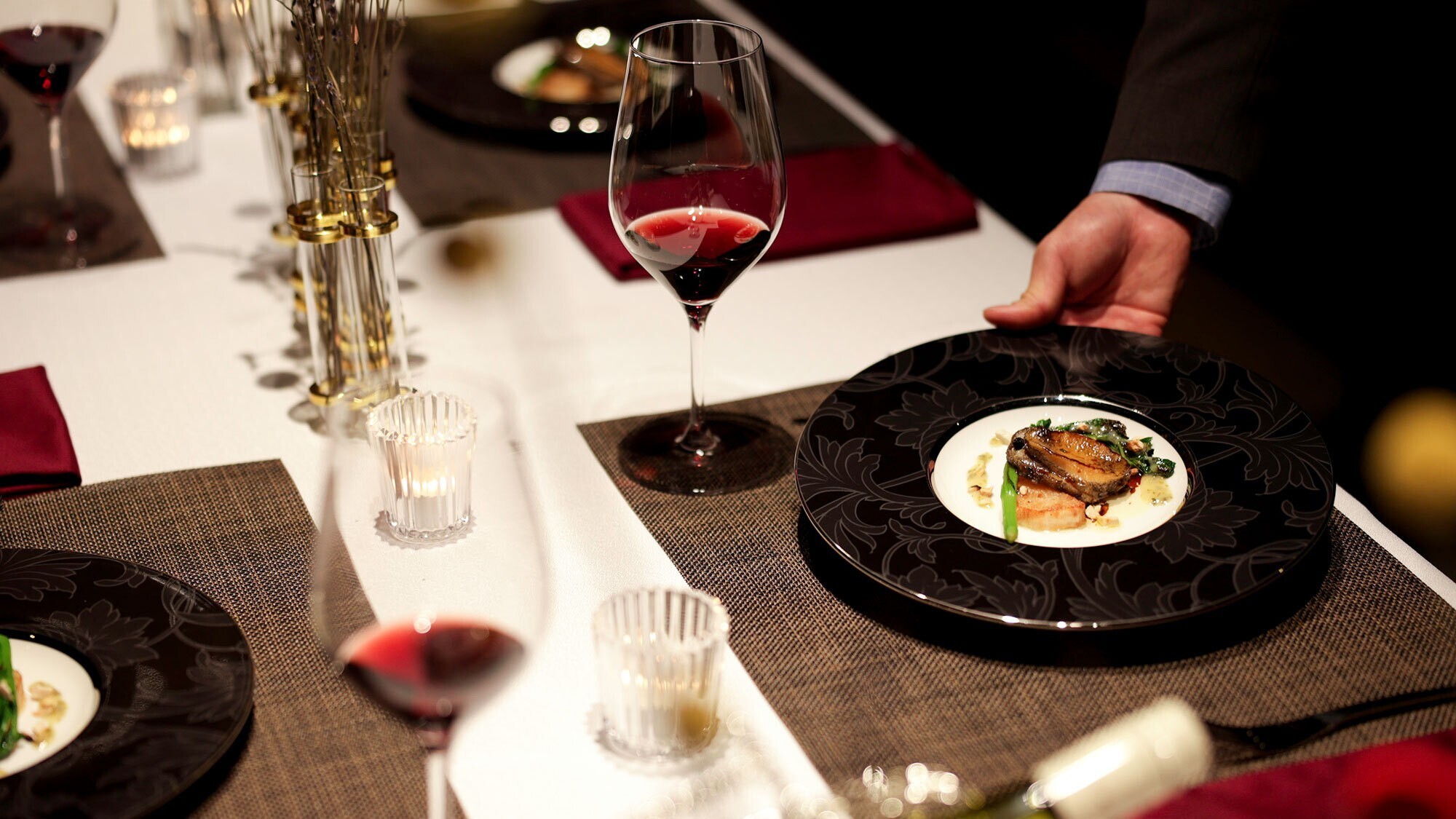 【食事処うらら香】落ち着いた雰囲気のレストラン。半個室でごゆっくりお寛ぎいただけます。