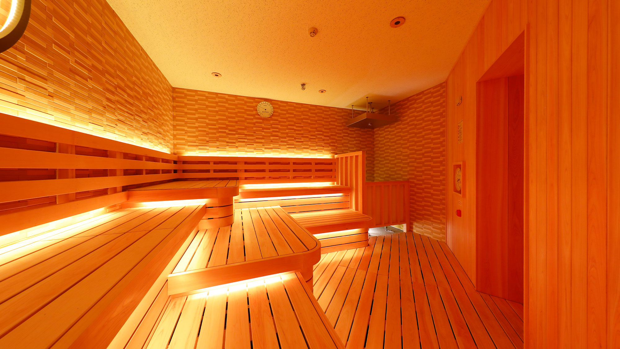 【NATURE COLOR SAUNA】70℃程度に設定された、じんわりと温まるイエローサウナ