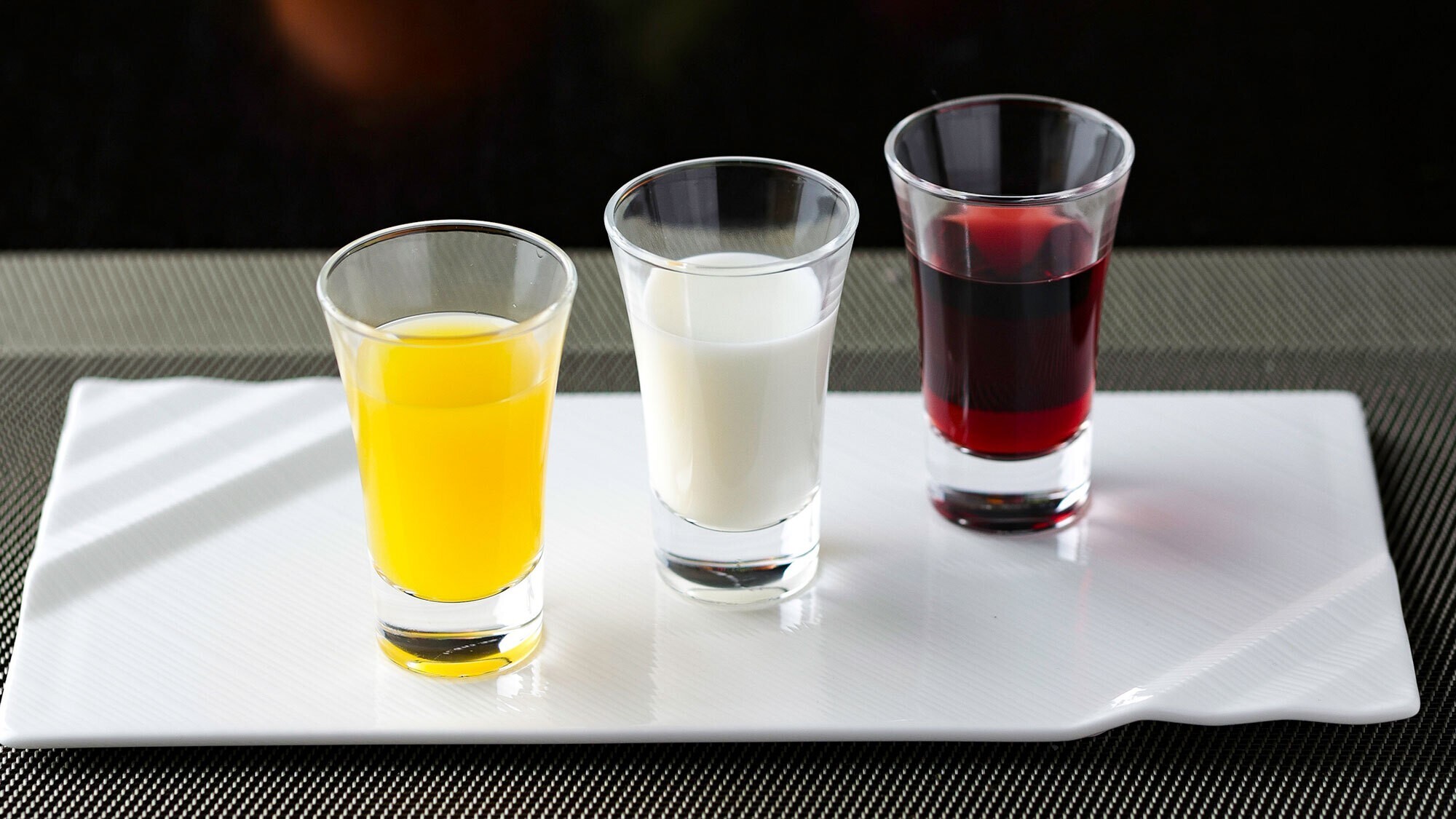 【洋食メインの朝食】落ち着いた半個室の食事処でフレッシュな朝食をごゆっくりとご堪能ください。