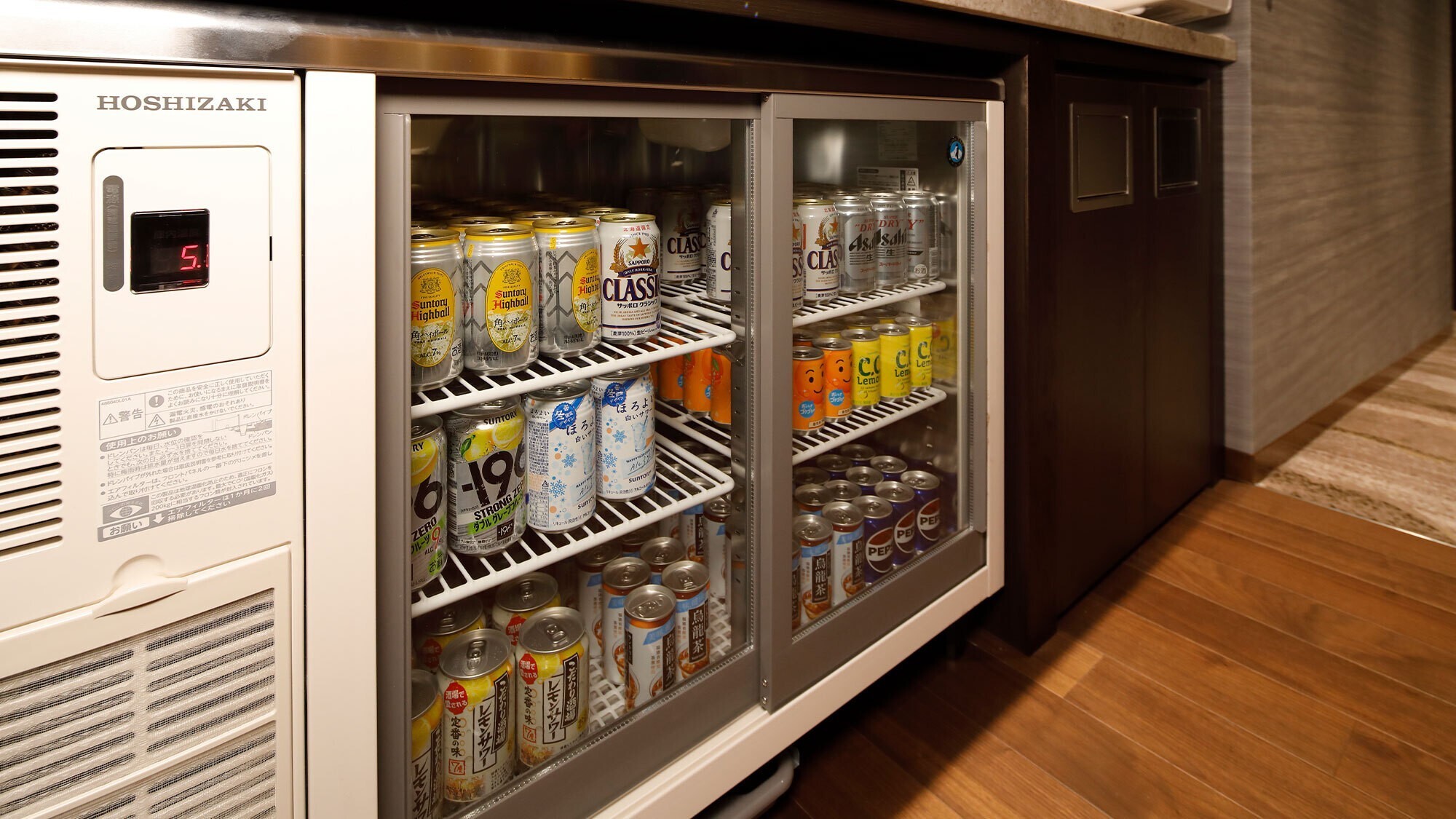 【16F専用ラウンジ】アルコール含むフリードリンクとナッツ類等を種類豊富に取り揃えております。