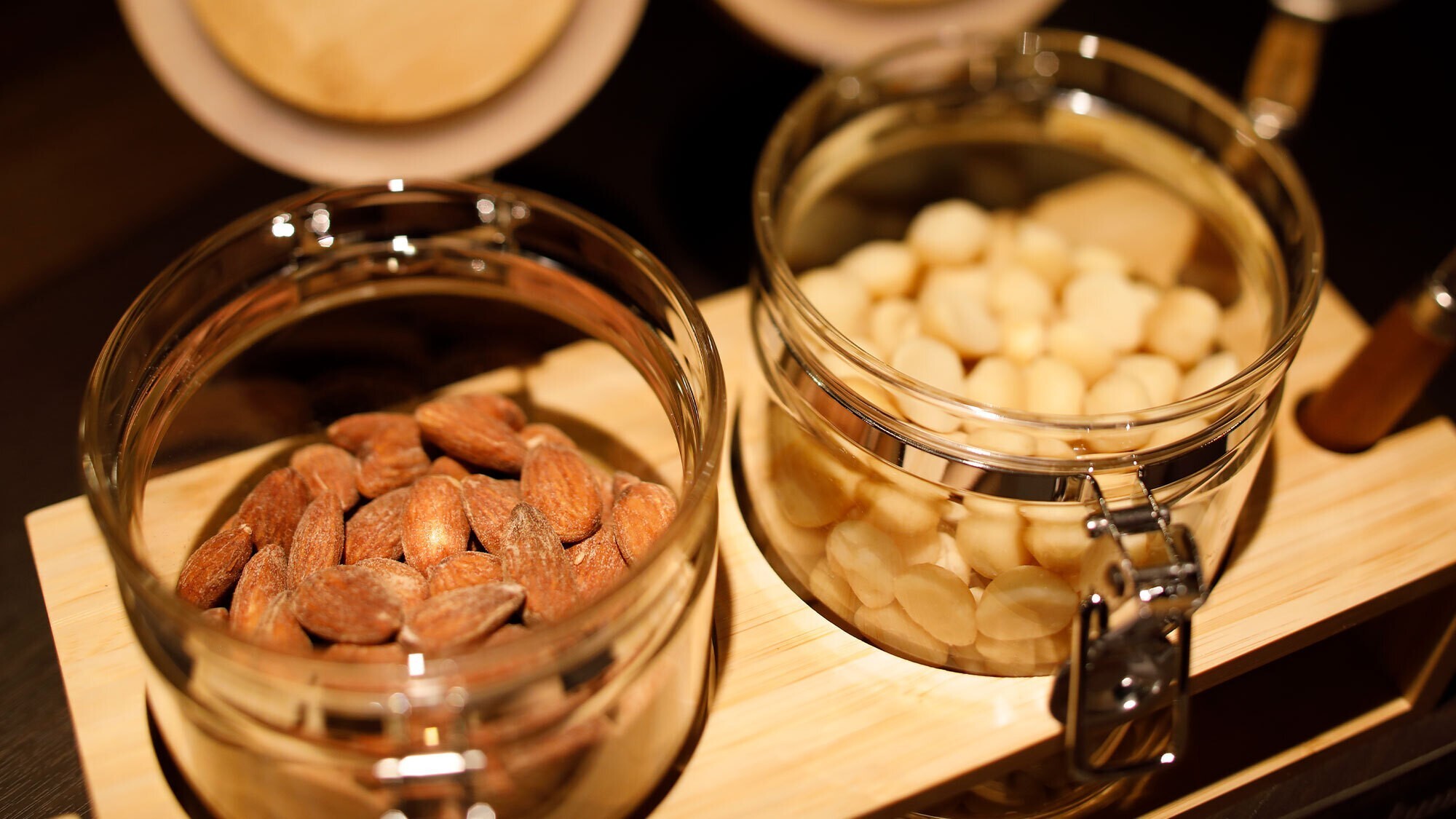 【16F専用ラウンジ】アルコール含むフリードリンクとナッツ類等を種類豊富に取り揃えております。