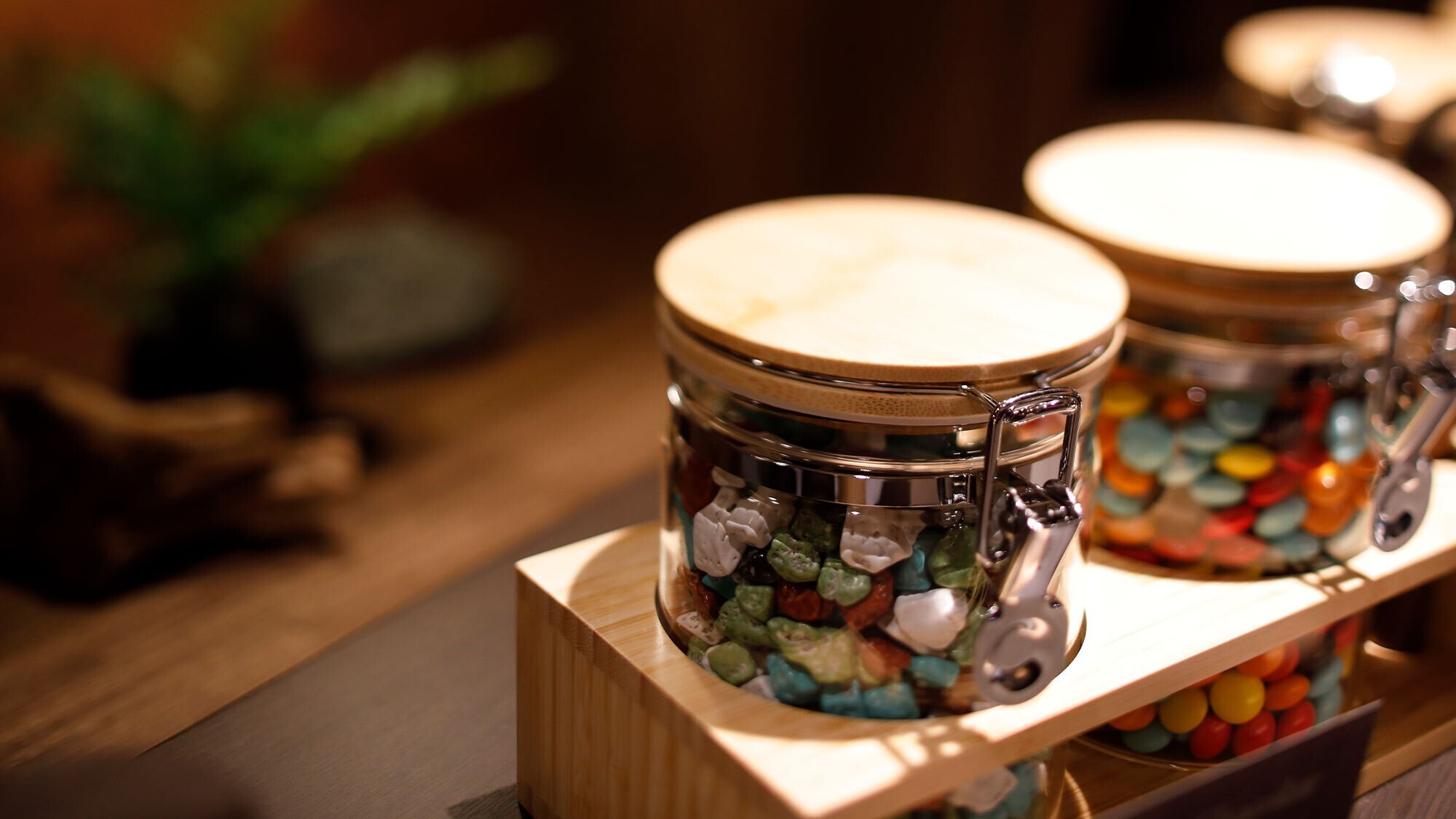 【16F専用ラウンジ】アルコール含むフリードリンクとナッツ類等を種類豊富に取り揃えております。