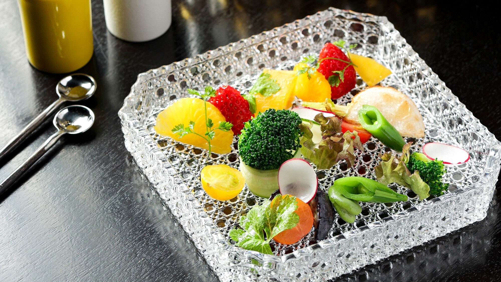 【洋食メインの朝食】落ち着いた半個室の食事処でフレッシュな朝食をごゆっくりとご堪能ください。