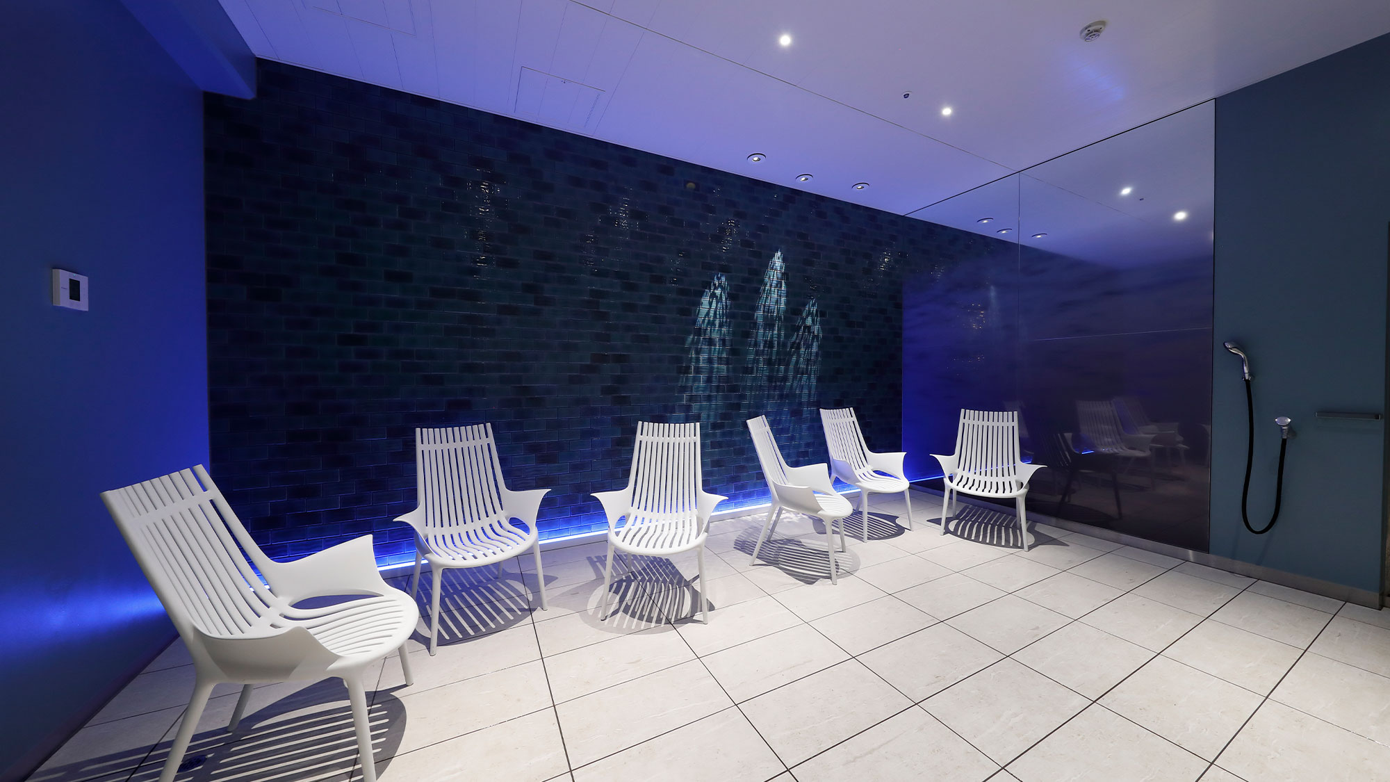 【NATURE COLOR SAUNA】涼しげな雰囲気の中でアロマが香るブルークールルーム