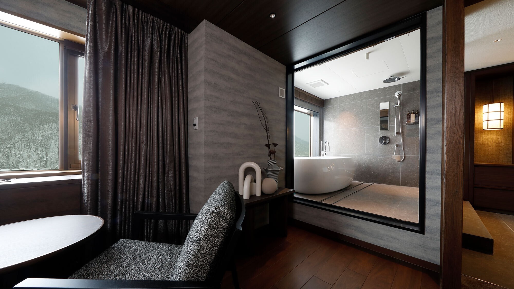 【ビューバス】ロイヤルスイート（100平米）当館で最も広い、贅を尽くしたしつらえ。