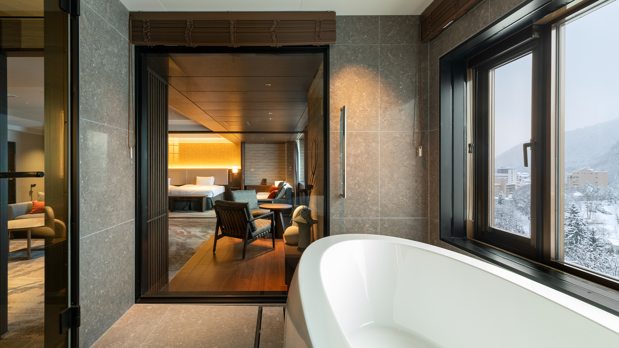 【ビューバス】ロイヤルスイート（100平米）当館で最も広い、贅を尽くしたしつらえ。