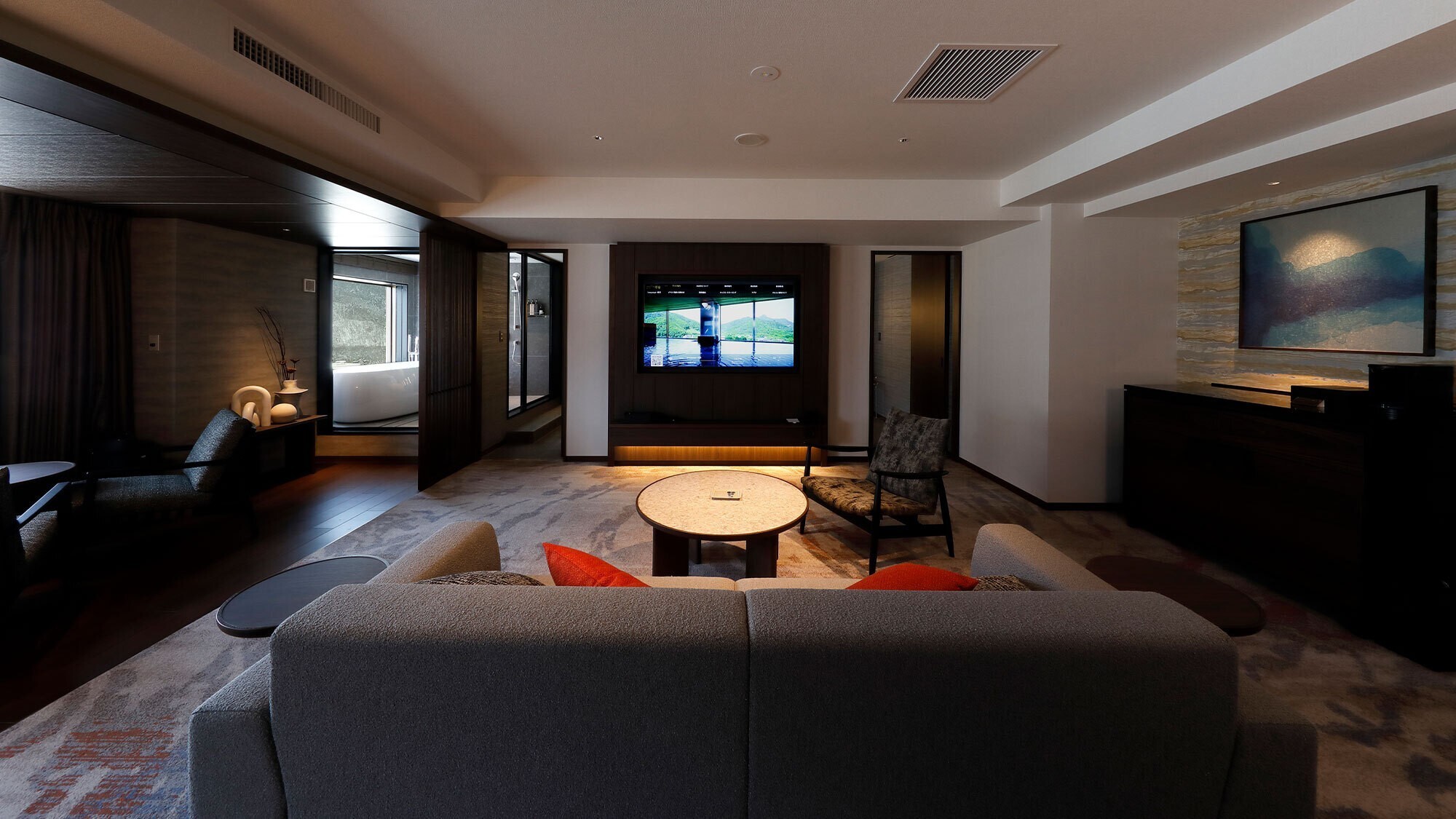 【ビューバス】ロイヤルスイート（100平米）当館で最も広い、贅を尽くしたしつらえ。