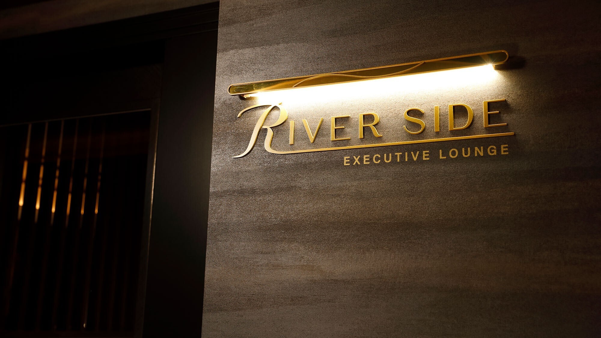 【16F専用ラウンジ】アルコール含むフリードリンクとナッツ類等を種類豊富に取り揃えております。