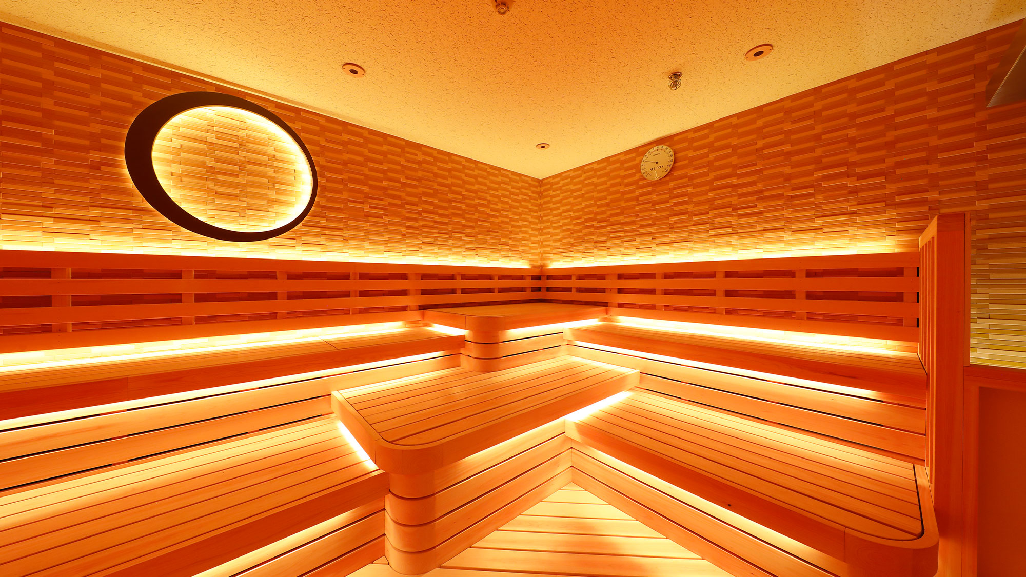 【NATURE COLOR SAUNA】70℃程度に設定された、じんわりと温まるイエローサウナ