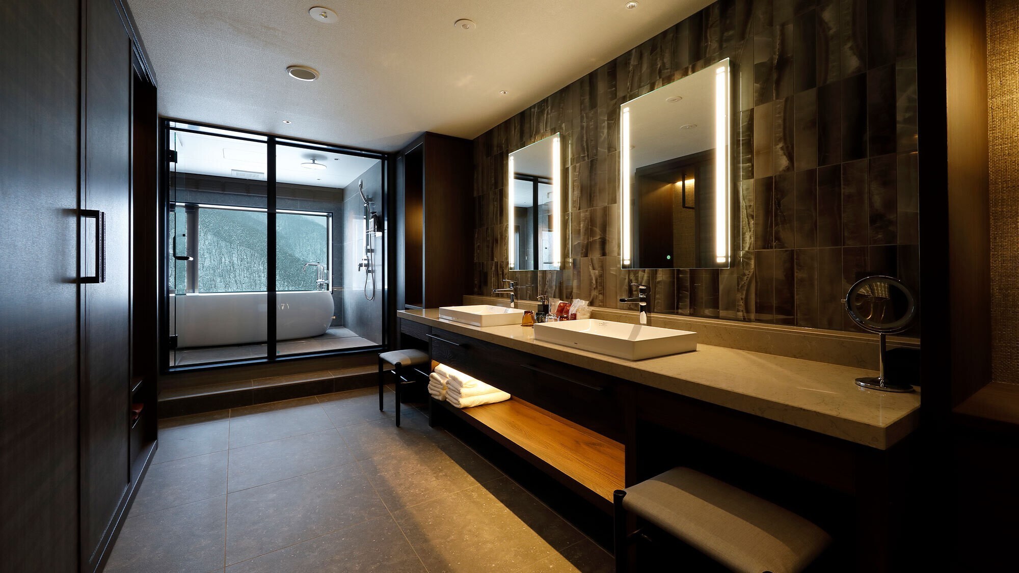 【ビューバス】ロイヤルスイート（100平米）当館で最も広い、贅を尽くしたしつらえ。