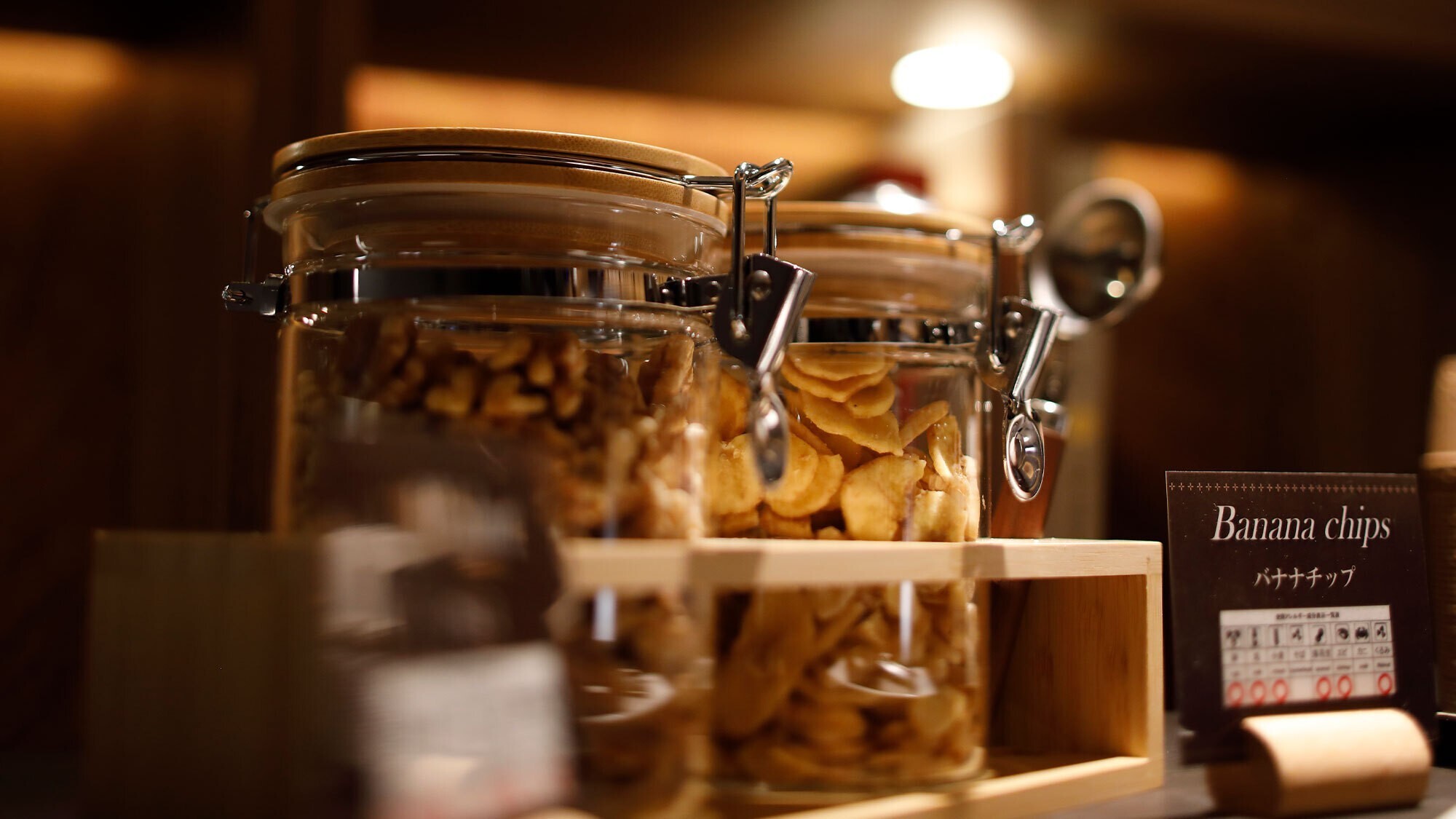 【16F専用ラウンジ】アルコール含むフリードリンクとナッツ類等を種類豊富に取り揃えております。