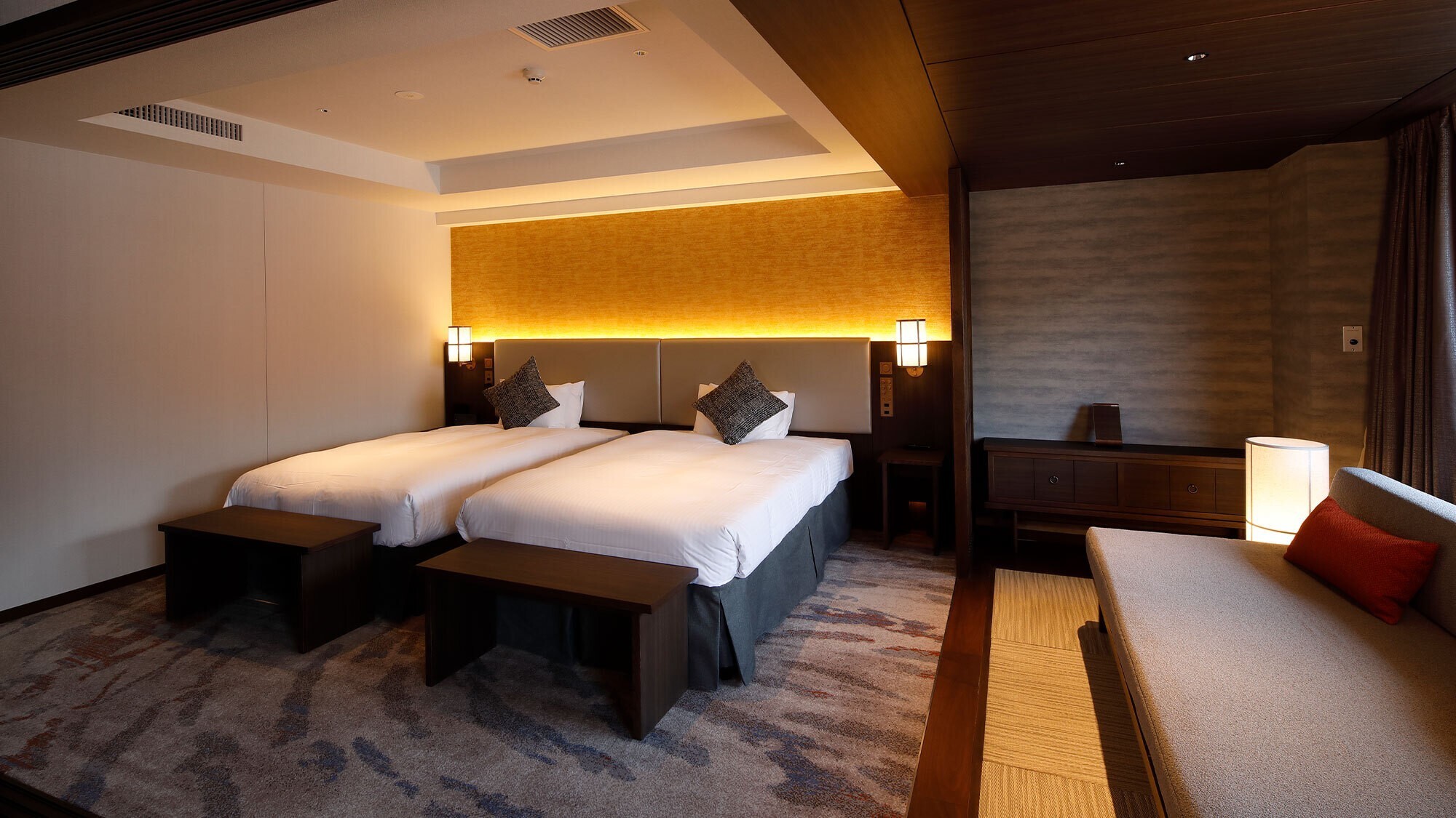 【ビューバス】ロイヤルスイート（100平米）当館で最も広い、贅を尽くしたしつらえ。