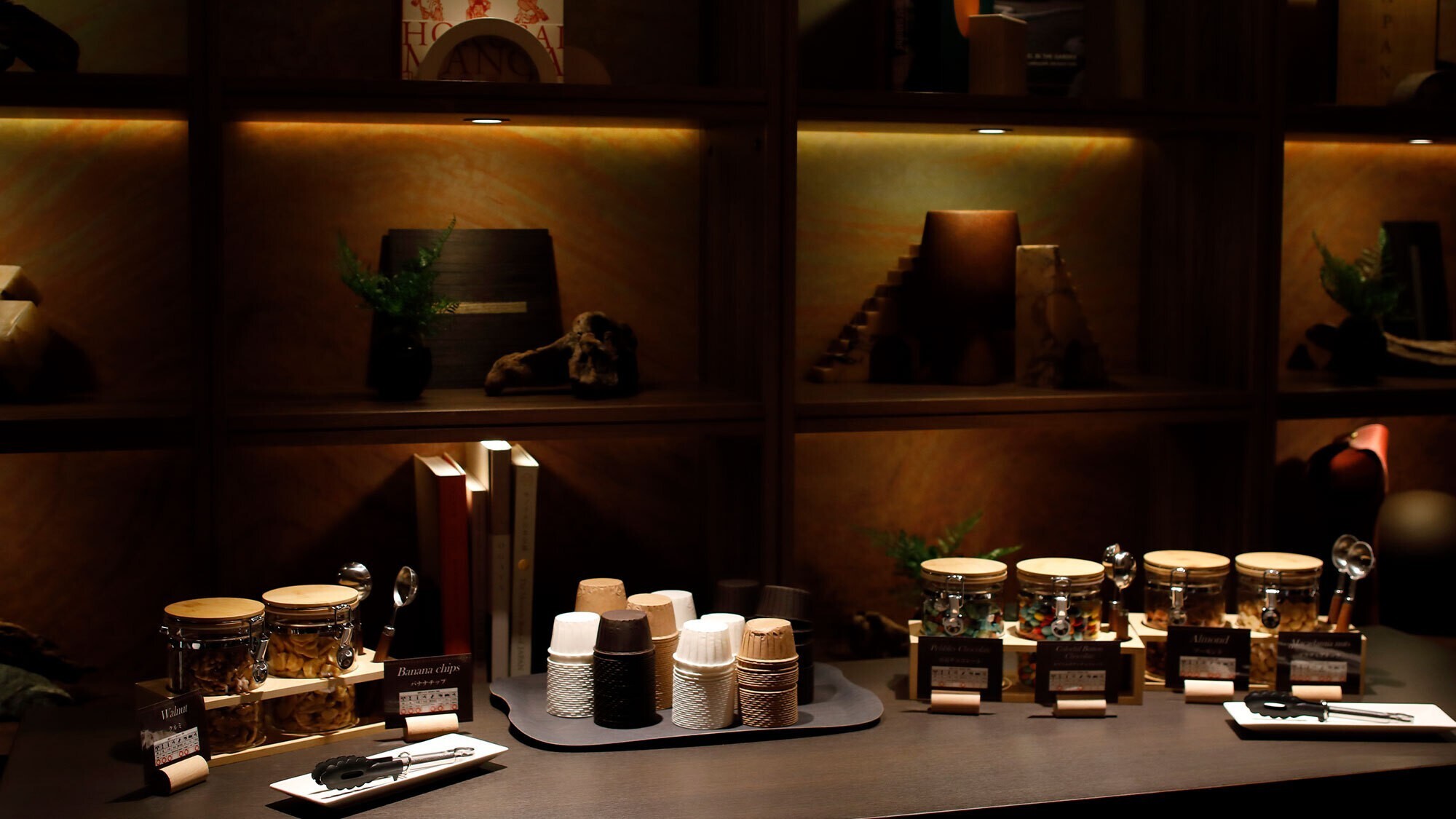 【16F専用ラウンジ】アルコール含むフリードリンクとナッツ類等を種類豊富に取り揃えております。