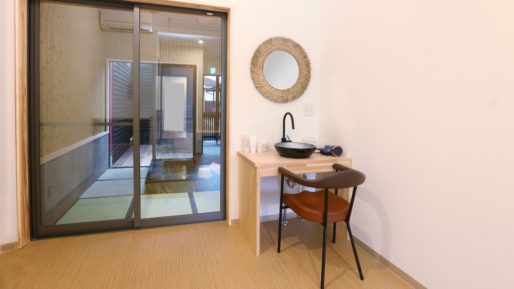 【舞鶴】清潔感のあるドレッサースペースでゆっくりとお寛ぎください。