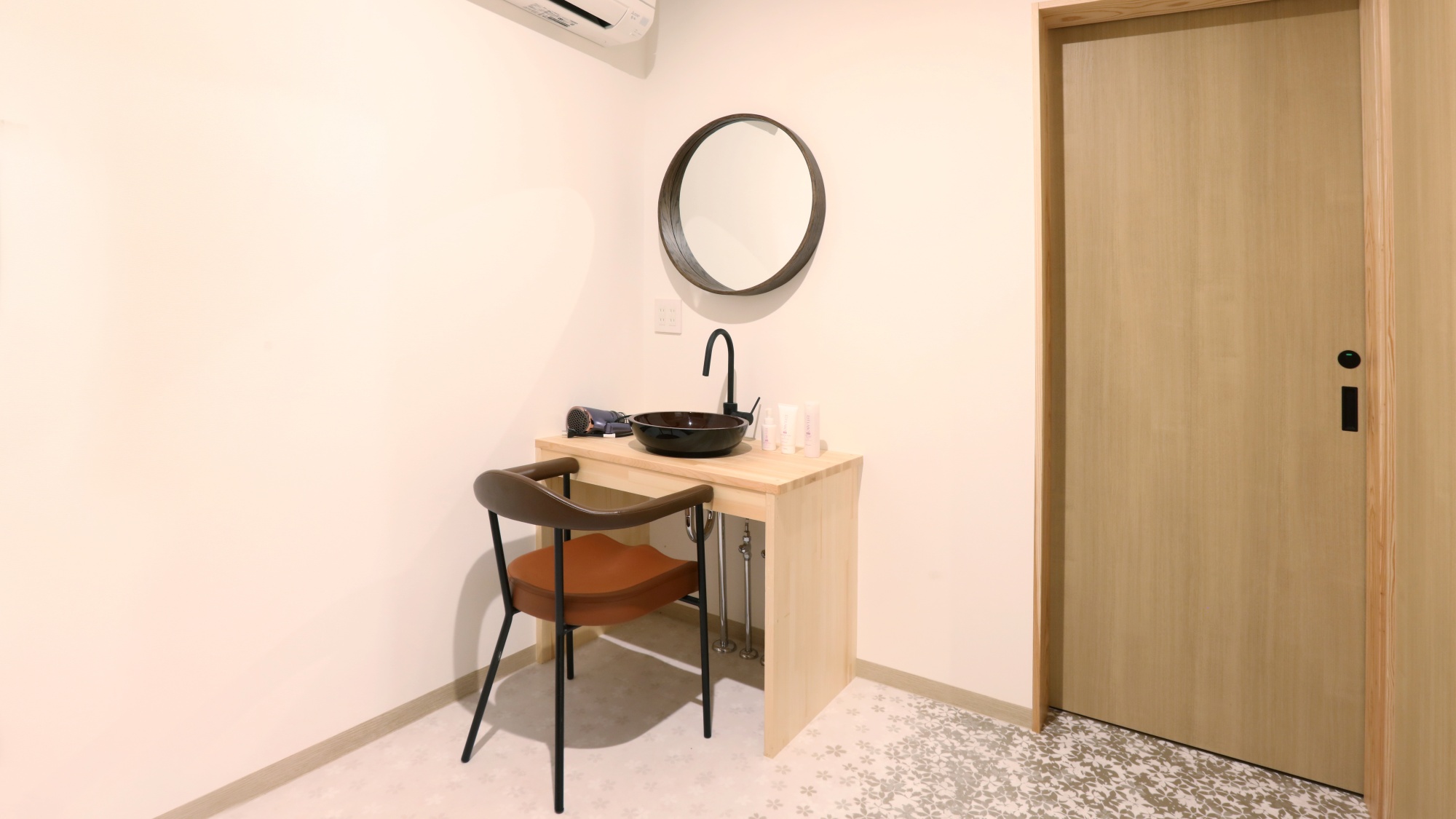 【福の鶴】ドレッサースペースも完備！明るい洗練された空間で快適に過ごしていただけます。