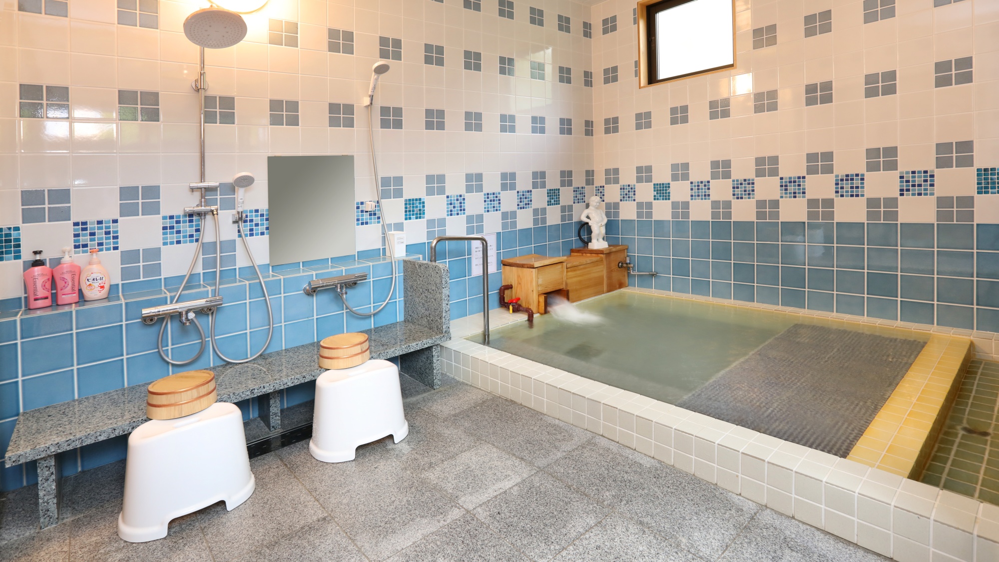 【五色鶴】レトロな雰囲気がある内風呂と解放感ある露天風呂もございます♪