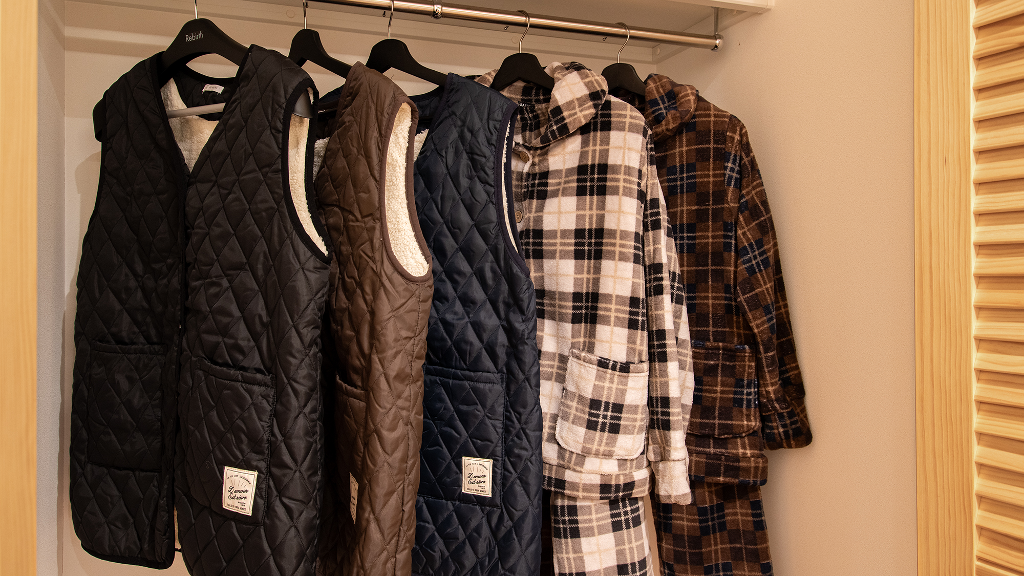 【アメニティ】寒い季節は防寒グッズもご準備しております。ご自由にお使いください。