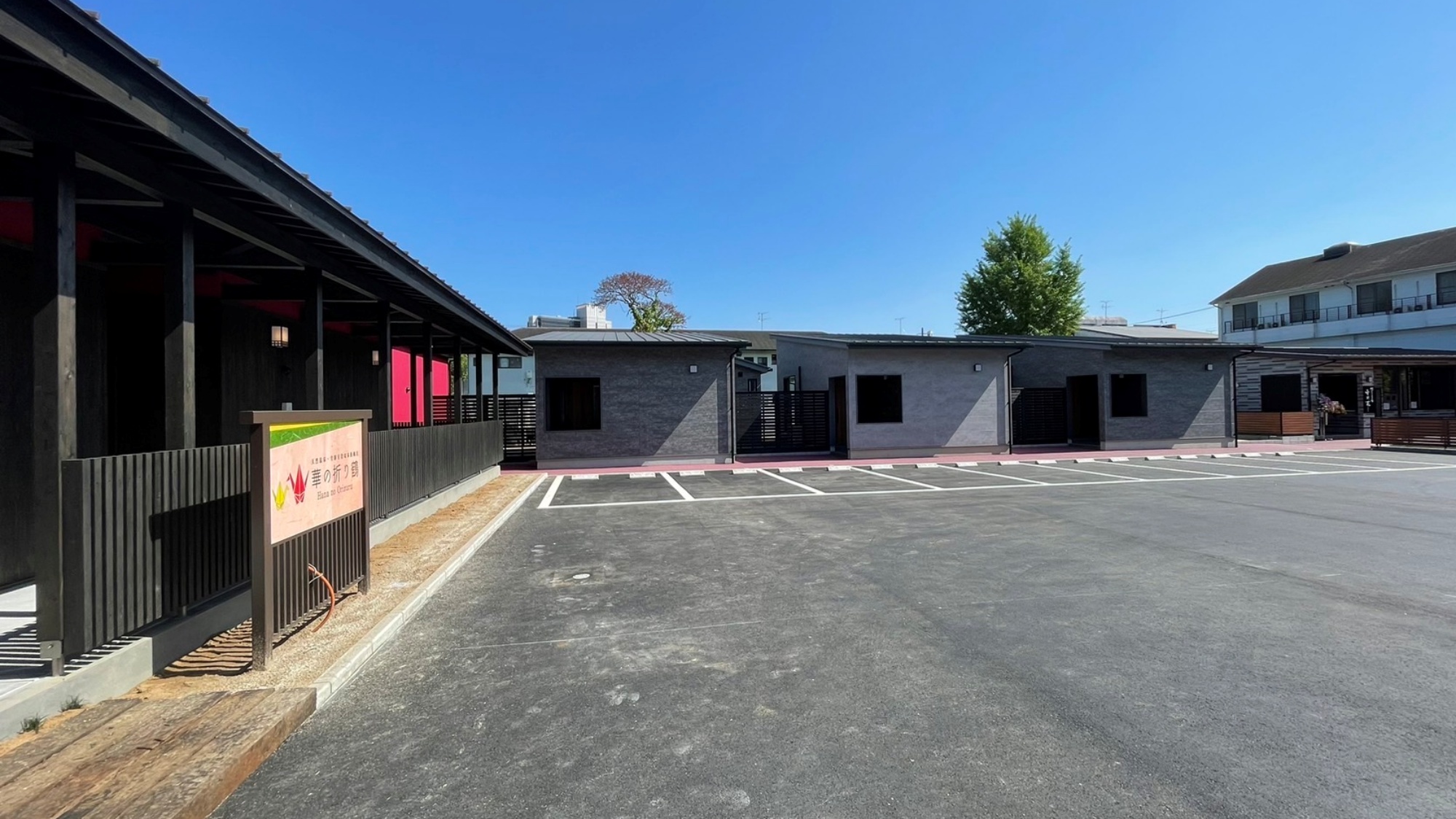 【外観】各お部屋の前に駐車場がありますので、お荷物が多くても安心です！