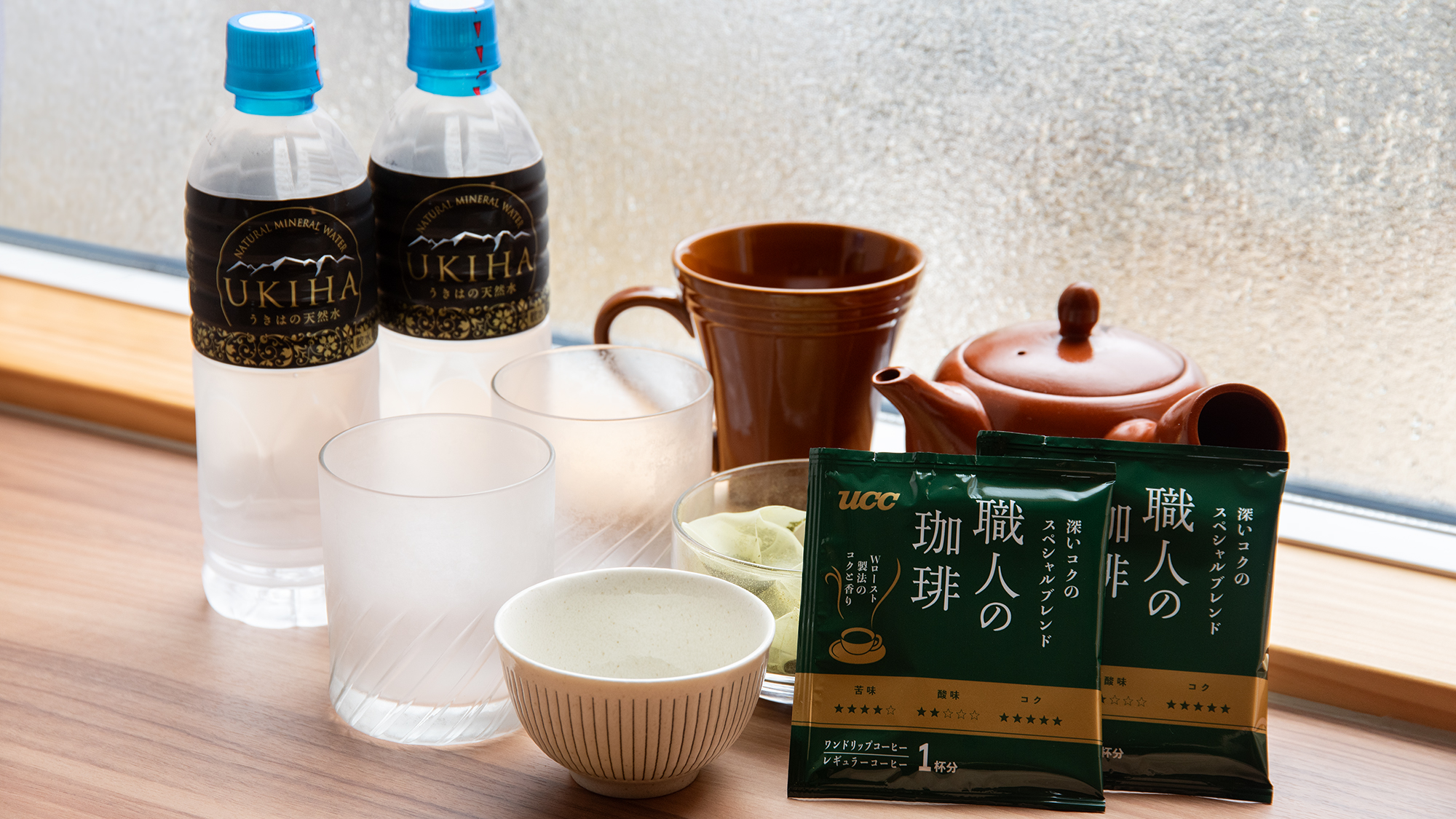 ミネラルウォーターとお茶セットをお部屋にご用意しております。