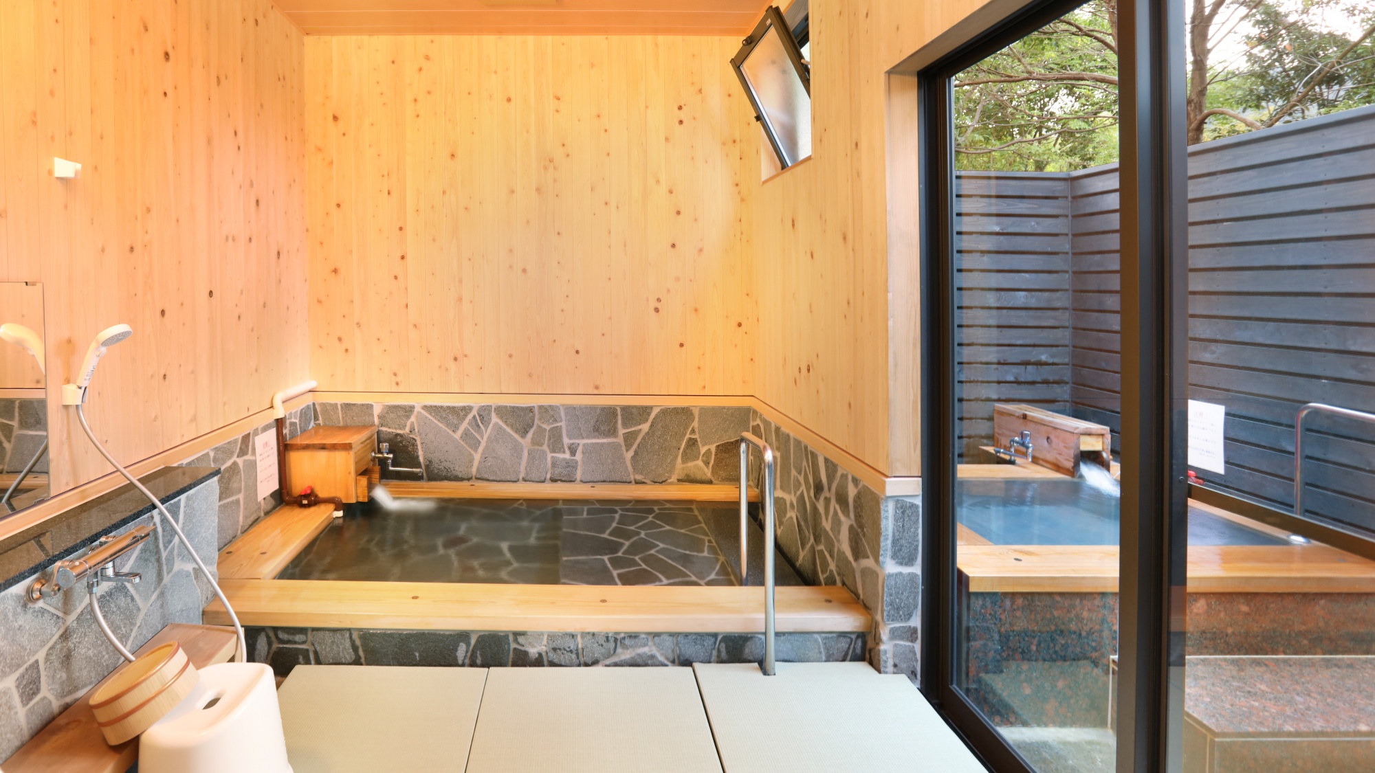 【祝い鶴】木のぬくもりが感じられる空間で、日頃の疲れをゆっくり癒してください。