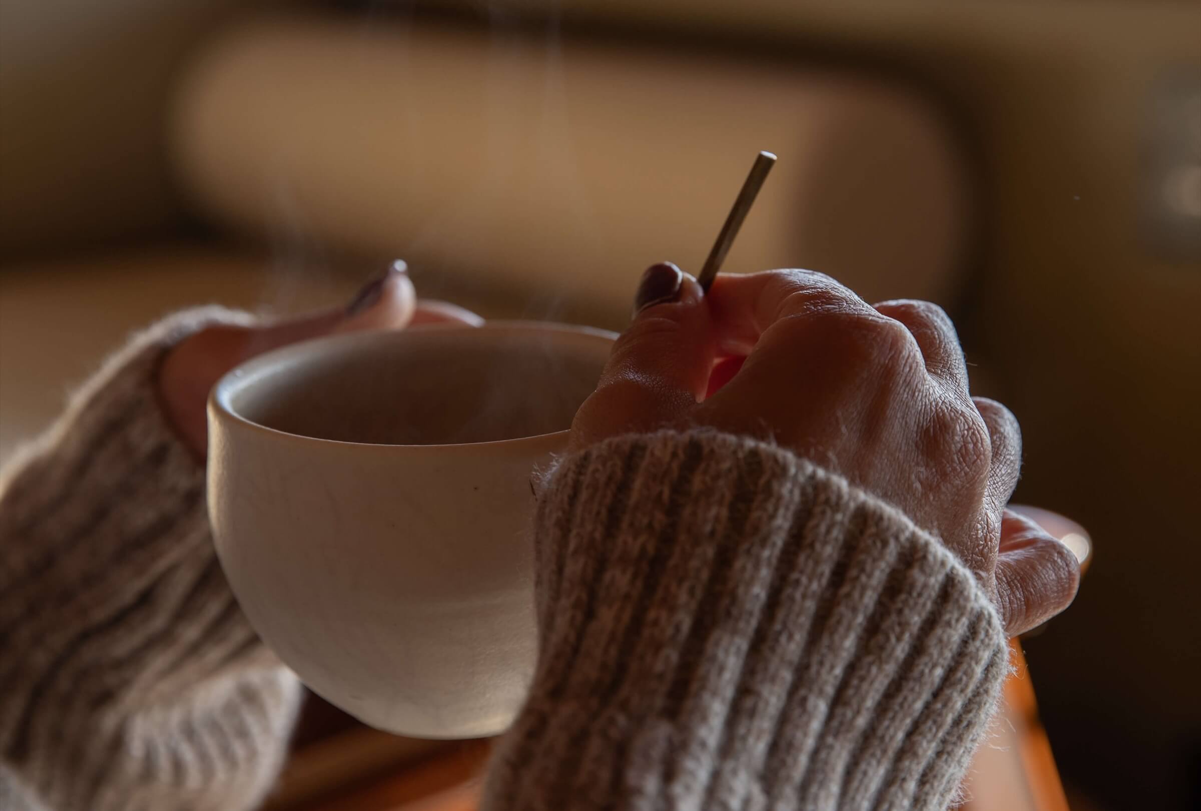 地元作家の器でコーヒーを