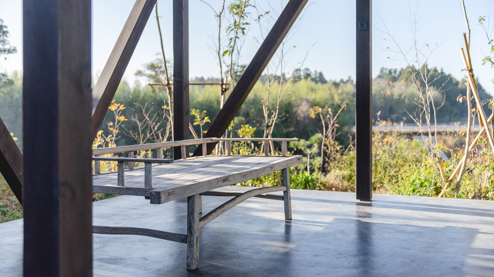 ・【テラス】寝椅子で自然の空気を感じながらうたた寝。大地に包まれてリラックスできます