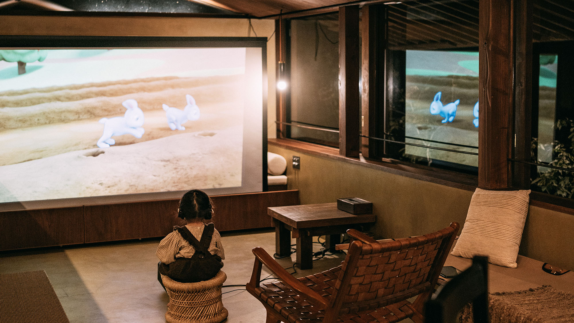 ・【リビング】4Kの100インチプロジェクター。雨天でも様々なコンテンツをお楽しみ頂けます