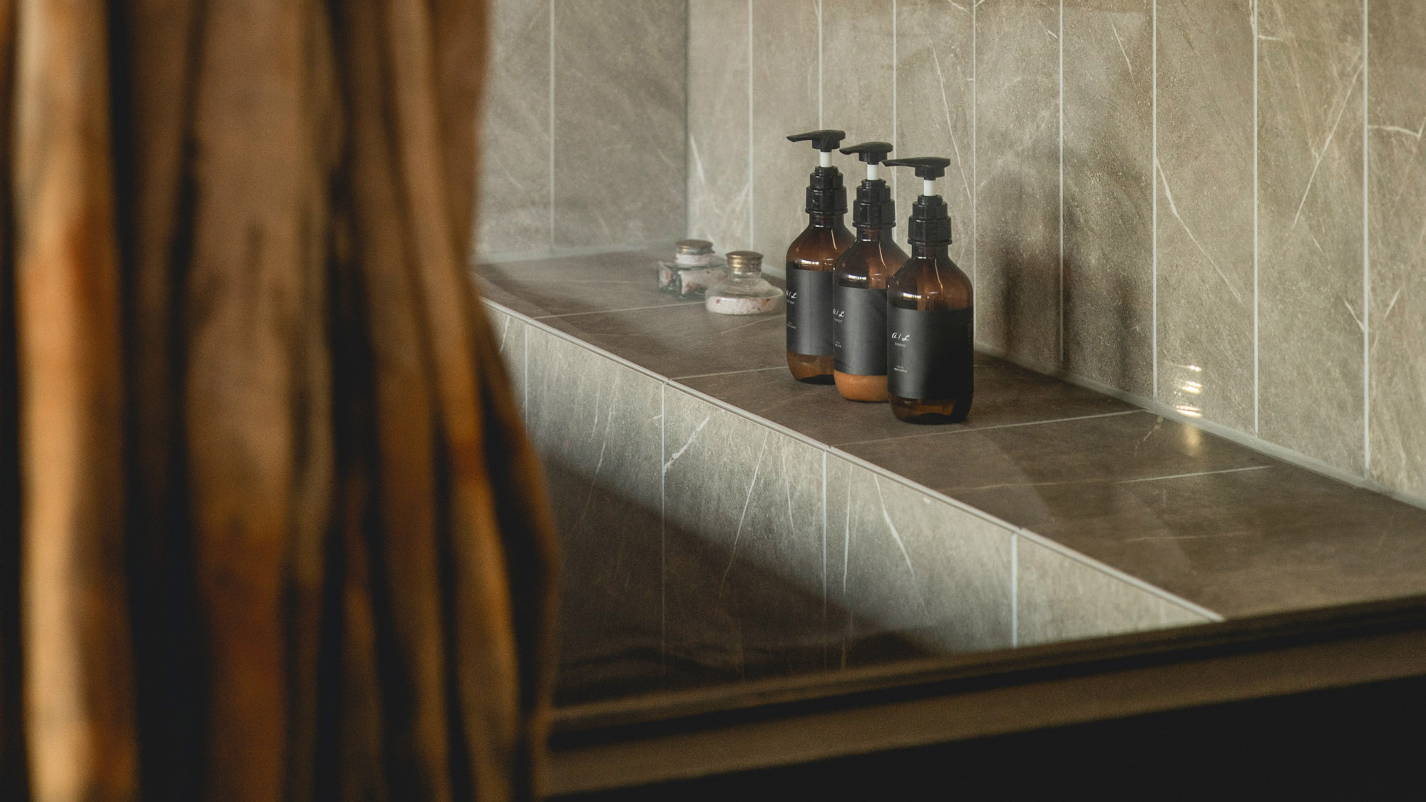 ・【バスルーム】旅の疲れを癒す至福のバスタイム。バスソルトを入れてお楽しみください