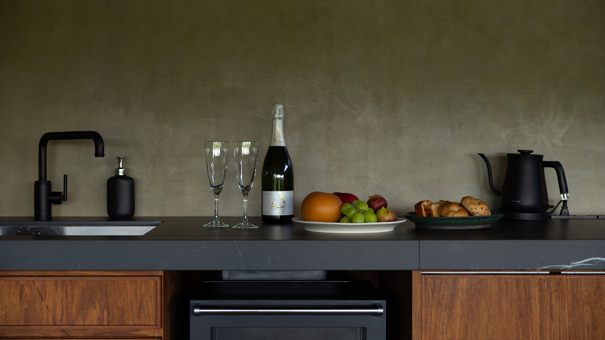 ・【キッチンイメージ】シャンパンを片手に優雅なお食事はいかがでしょう？