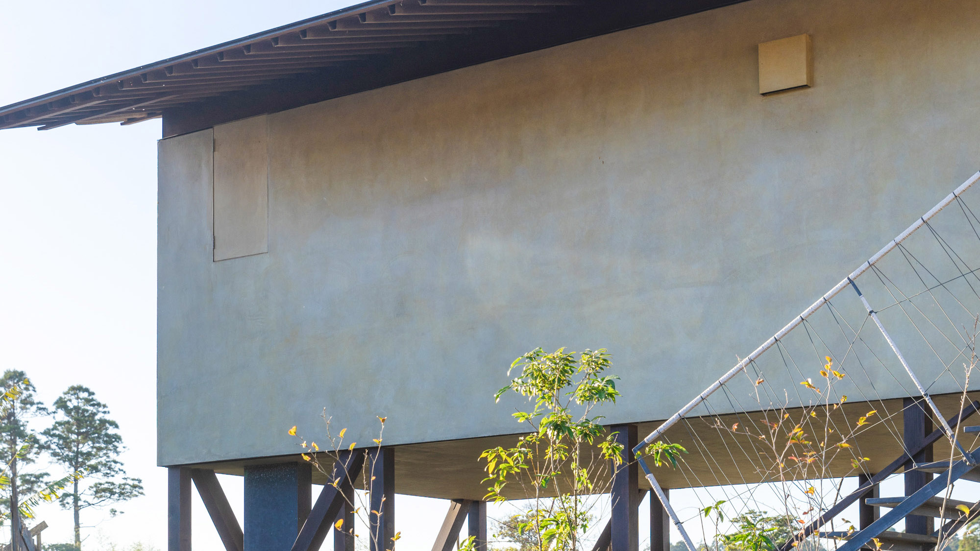 ・【外観】夷隅川沿いの貸別荘。川に浮かぶ船のような高床式の建物が特徴です