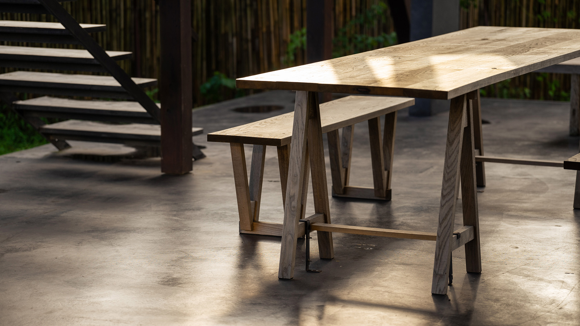 ・【テラス】大きめなアウトドアテーブルで、ゆったりとお食事できます