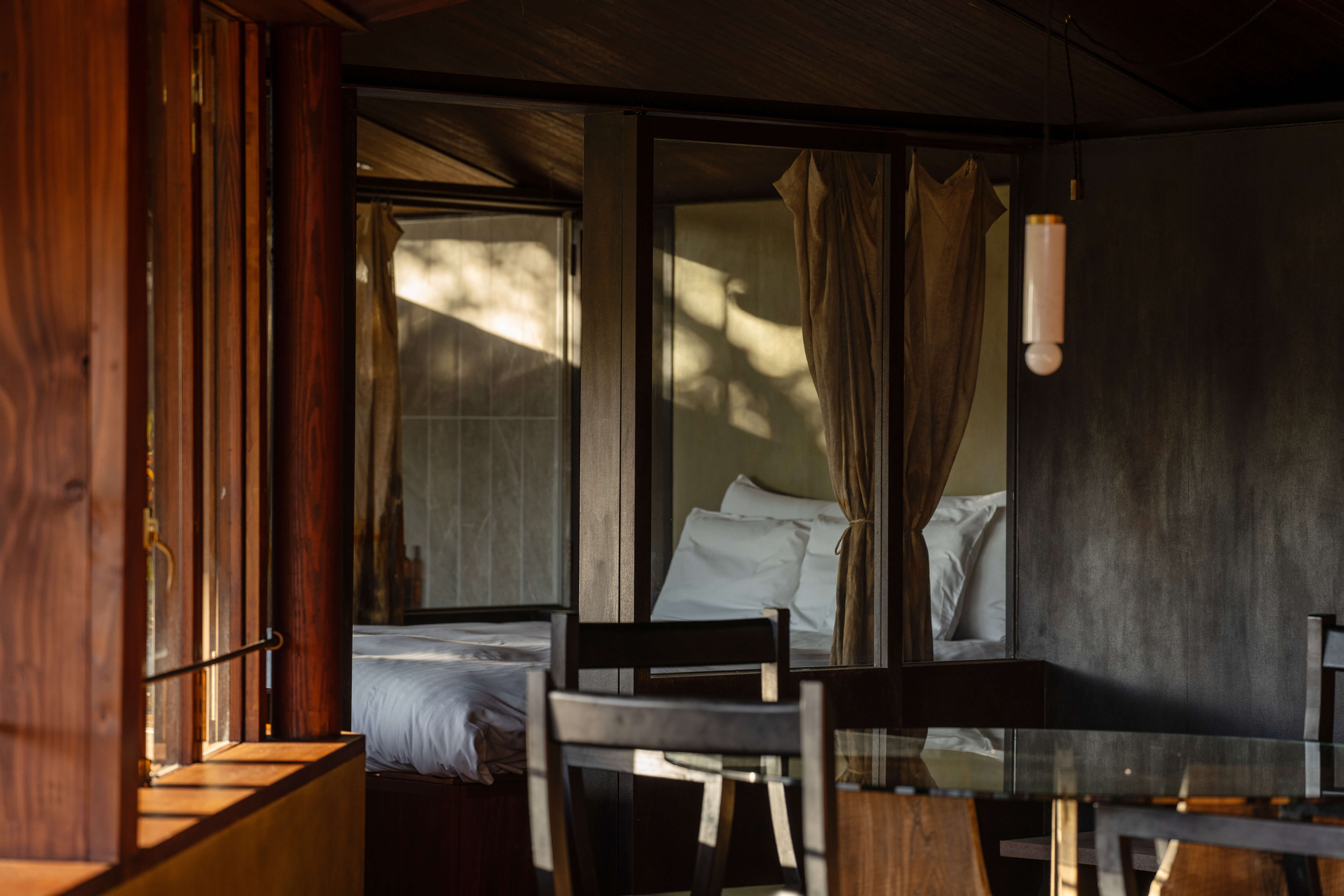 ダイニングからベッドルームへ