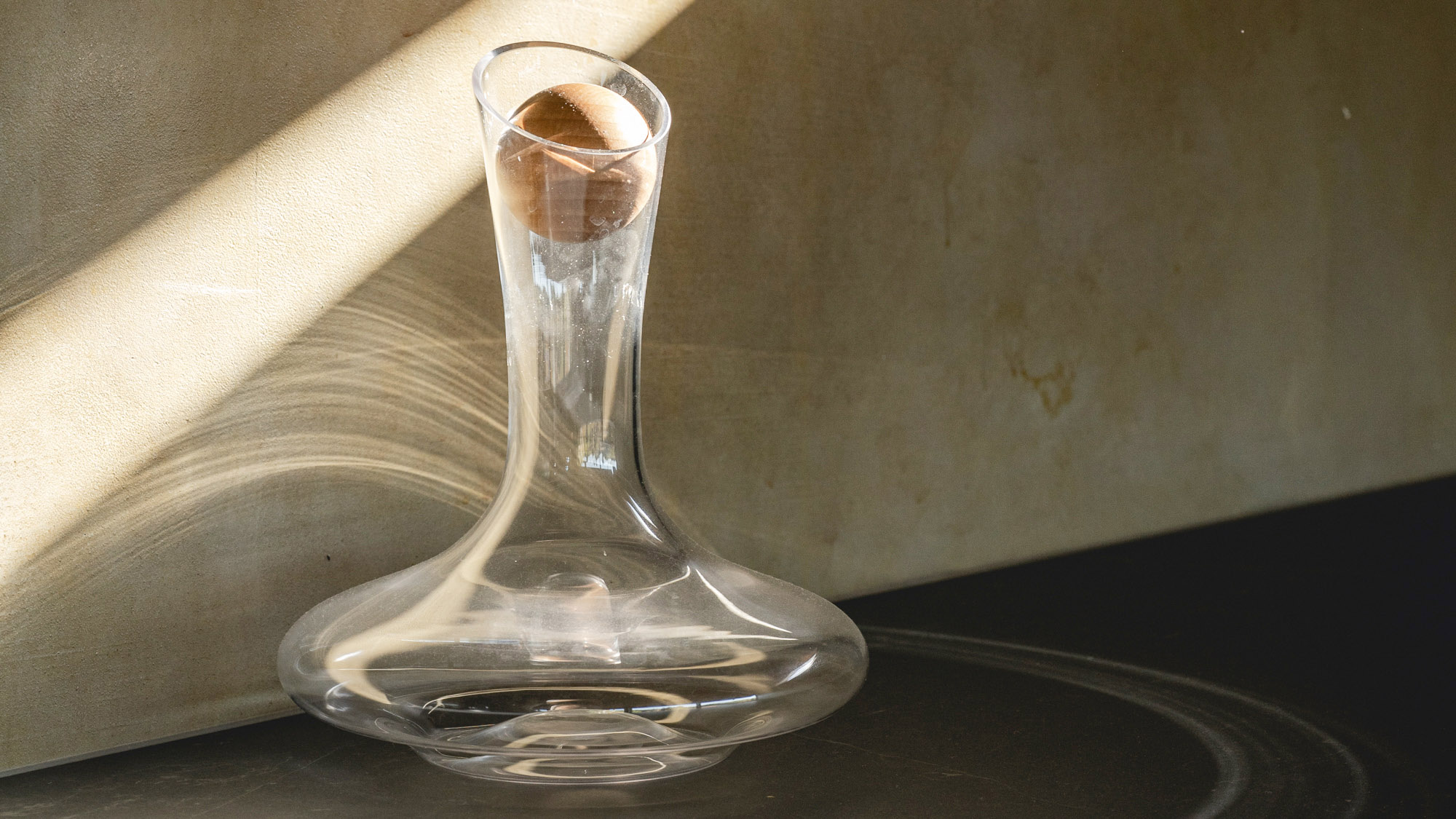 ・【キッチン】ワインで乾杯。ワインの口当たりをよくして風味をより豊かにするデキャンタがございます