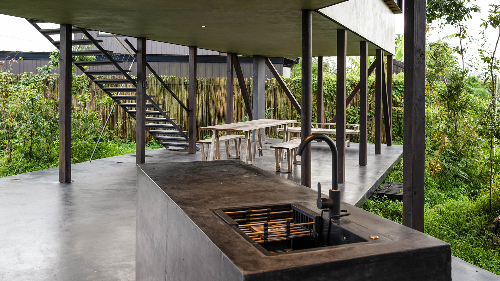 ・【テラス】開放的なアウトドアキッチン。有料にてBBQ機器のレンタルをしております