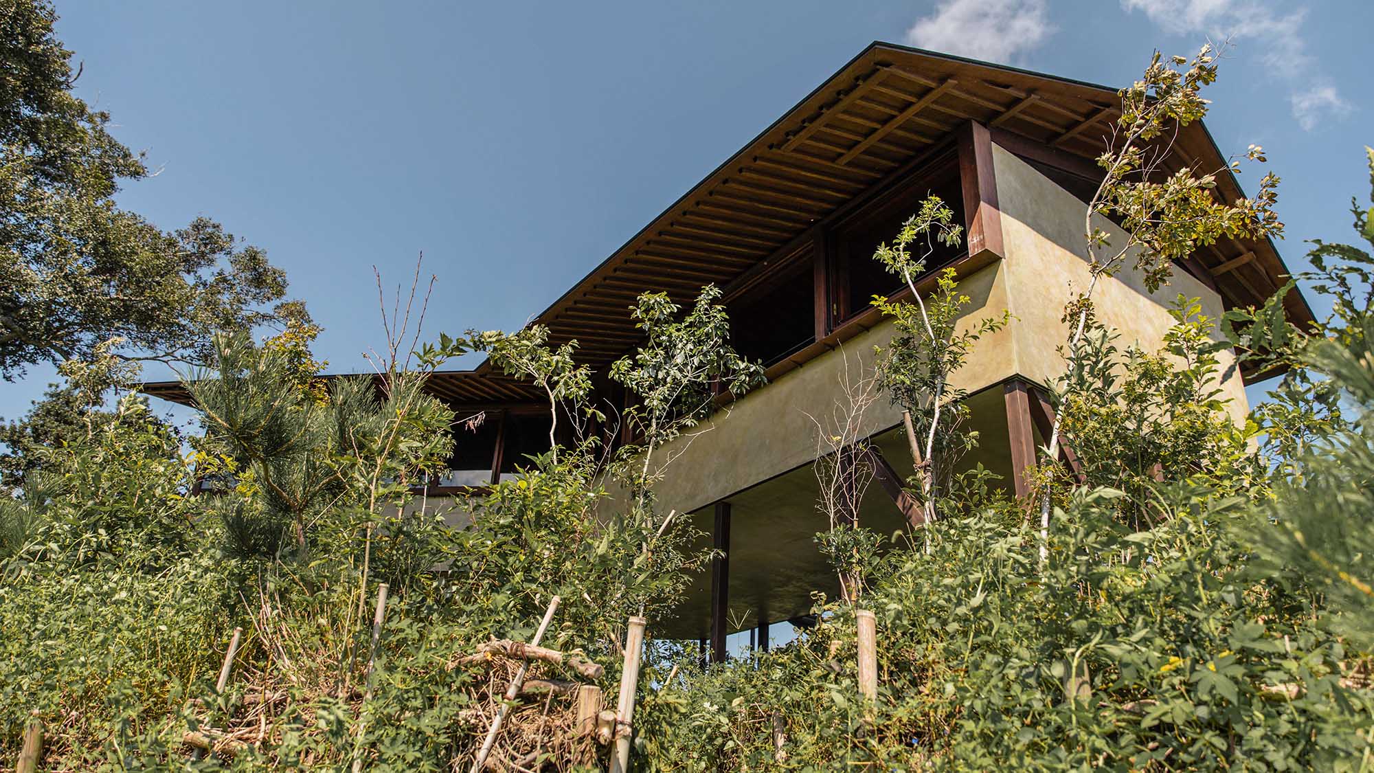 ・【外観】高床式のユニークな外観。1階にはアウトドアキッチン付きのテラスもございます