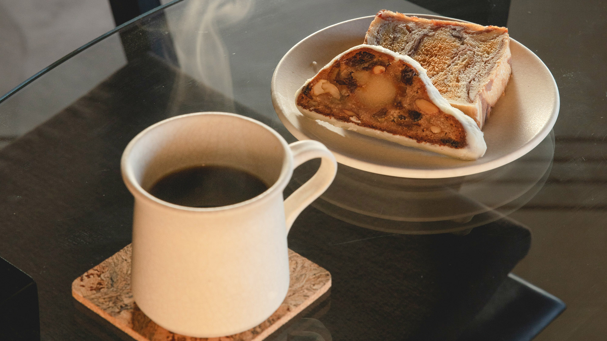 ・【ダイニング】美味しいコーヒーと近所のパン屋さんのパン。朝食にいかがでしょうか