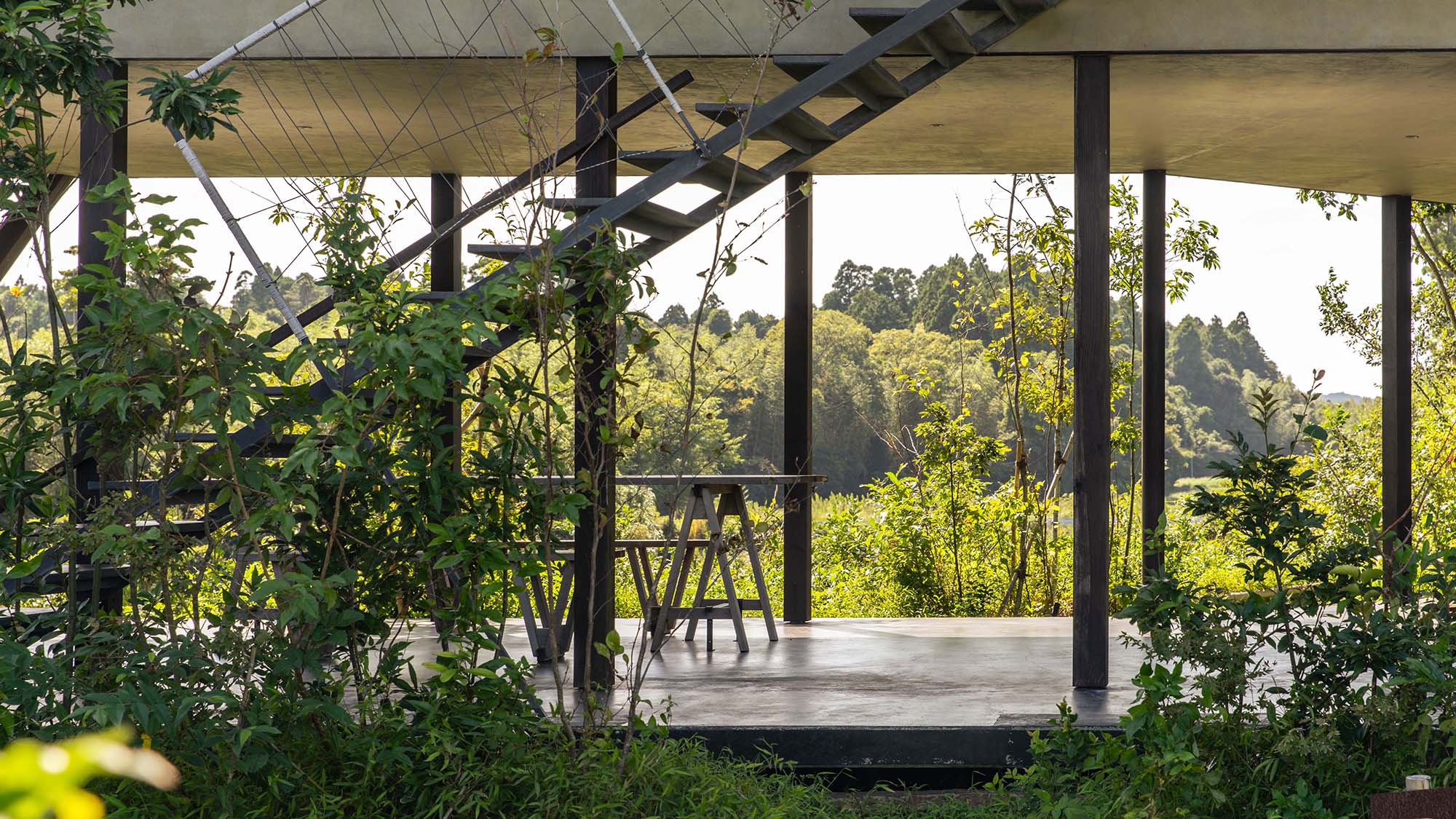 ・【テラス】テラス横に2階へ続く階段がございます